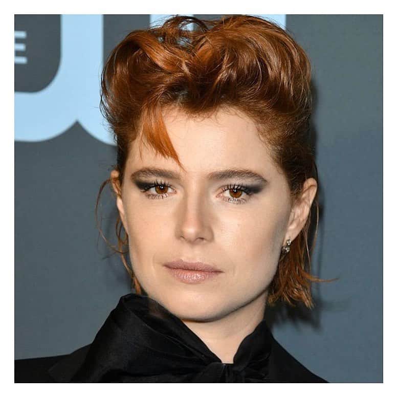 JO BAKERのインスタグラム：「J E S S I E • B U C K L E Y 🇮🇪 Tomboy punk wings... for #criticschoiceawards WINNER #jessiebuckley !!! Style @karlawelchstylist @maisonvalentino  Hair @hairbyadir  Makeup by me #jobakermakeupartist using @welovecoco @chanel.beauty #workingwithchanel  See stories for inspiration and see how I created this look with just one eyeshadow and a cult classic mascara !! Doesn’t have to be complicated... #welovecoco 💋」