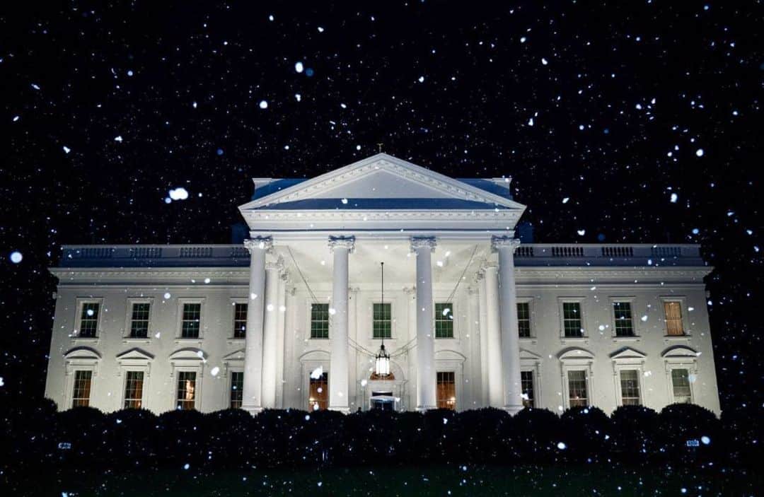 イヴァンカ・トランプさんのインスタグラム写真 - (イヴァンカ・トランプInstagram)「Last week at the White House, the first snow of the year! 📷 Official White House Photo」1月13日 22時07分 - ivankatrump