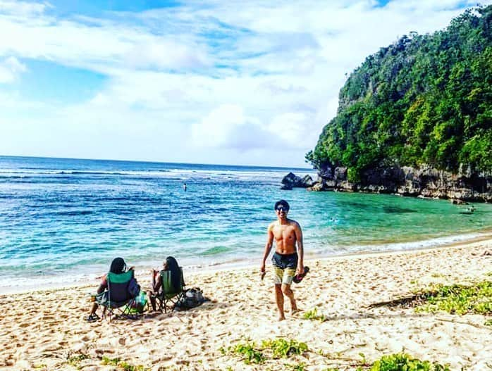 田中大貴さんのインスタグラム写真 - (田中大貴Instagram)「グアムの空と海と選手の皆さんのストイックさに影響されて…  こっそり僕も鍛えて、裸で汗だくトレーニングしてました笑  遠目に写真を撮って頂き有難うございました笑涙  #グアム  #トレーニング #自主トレ #こっそり #トータルワークアウト で鍛えました　#筋力　#肉体　 #マッチや宮崎くんみたいになりたい #三崎さん大作さん感謝です #遠目がちょうどいい #まだ何とかなる #蘇れ筋肉 #サングラスを掛ければ何とかなる」1月13日 22時11分 - daiki.tanaka_1980