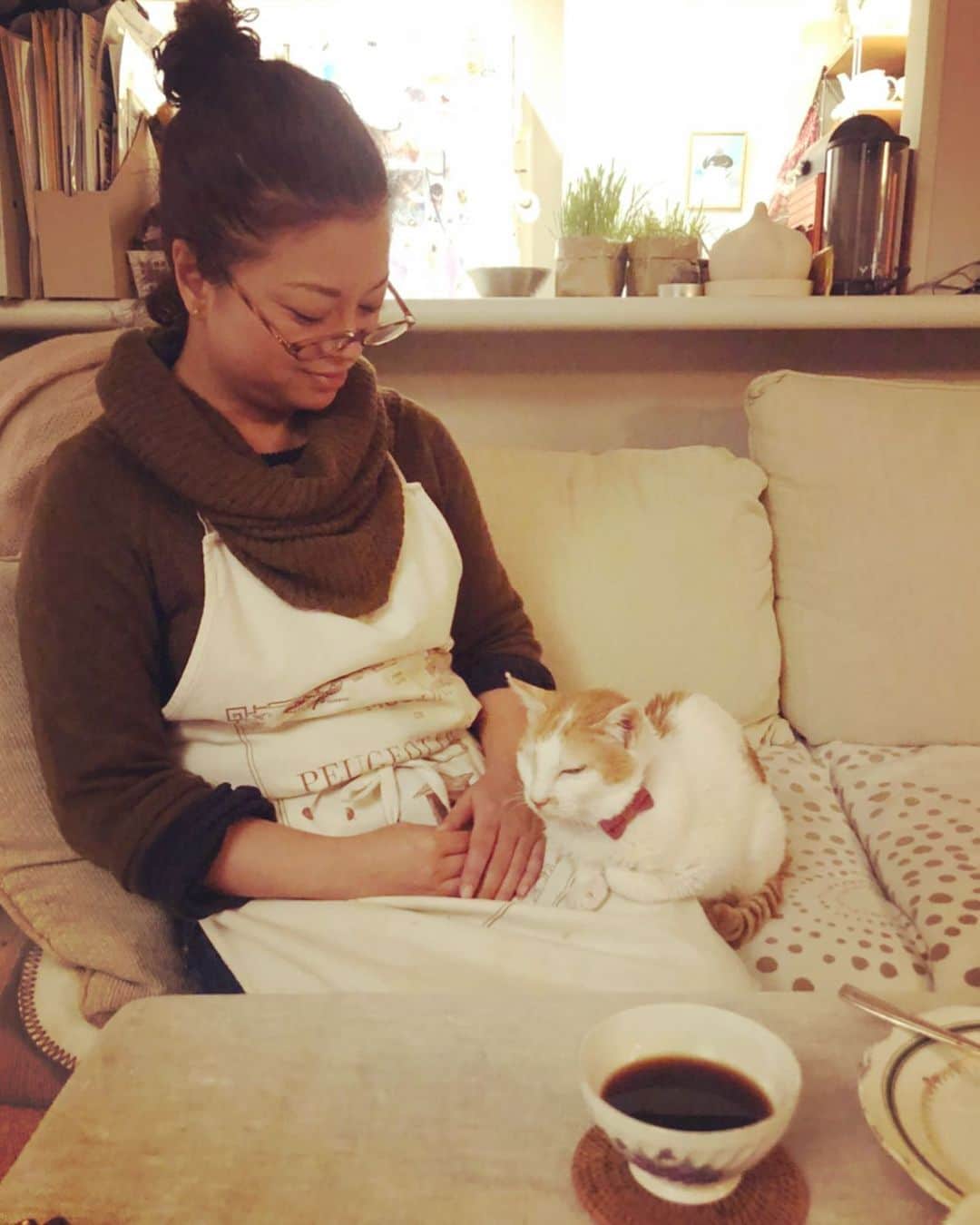 のインスタグラム：「明生ちゃんが撮ってくれたイオと私。  ツーショットがあんまりないから嬉しいな。  今朝からインスリンを毎日打つことになったのだけど、目に見えて効果が出ている😆飲水量がぐんと減って、動き回る時間も多かった。  とても嬉しい。  #猫沢イオ　#イオの糖尿病日記」