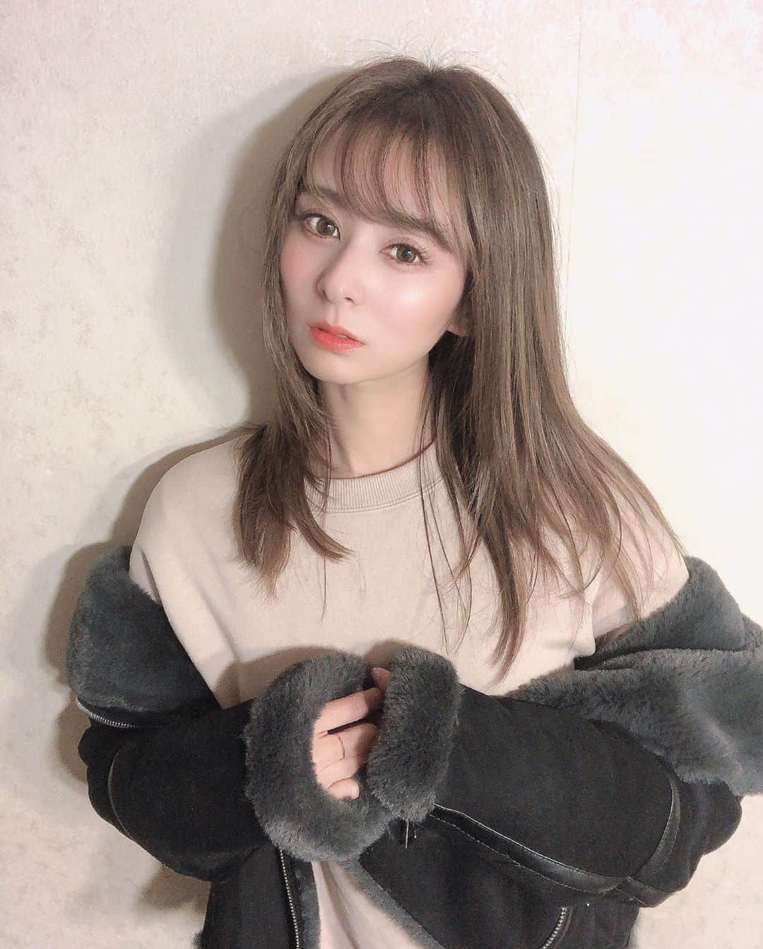 古澤未来のインスタグラム：「前髪の維持に悩んでて 流し方を変えてもらいに前がみカットとトリートメントしに,kawakamiさんのとこへ✂️ トリートメントもとてもいい感じ🎶 前髪も整えてもらってほんとありがとうございますてかんじ😭🙏 またすぐ行こうww 迷惑かなあー🙄  時間がなくてすっぴんでいったから 日焼け止めしかしてないのに 化粧してるみたいにみえるし前髪あると化粧あんましなくていいかも🤔  男ウケも女ウケもめっちゃ良くなった😂 チャレンジて大事！笑 肌も最近白いからフェミニン系の服が良く似合うと思いきや かっこいい系の洋服がめっちゃ甘辛でいい感じに🙈  #シースルーバング #前髪  #前髪カット  #トリートメント #美容室 #埼玉県 #フェミニンヘア  #いめちぇん」