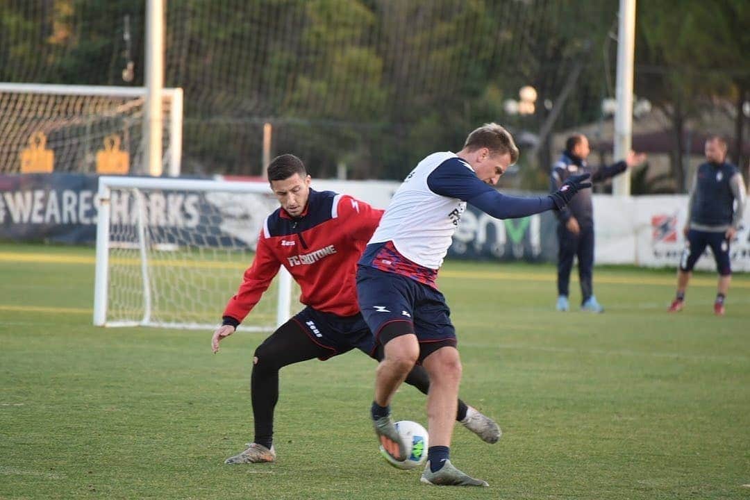 ルカ・マッローネのインスタグラム：「Tra una settimana si ritorna in campo più affamati di prima.  #WeAreSharks 🦈🔴🔵 #COSCRO #SerieBKT」