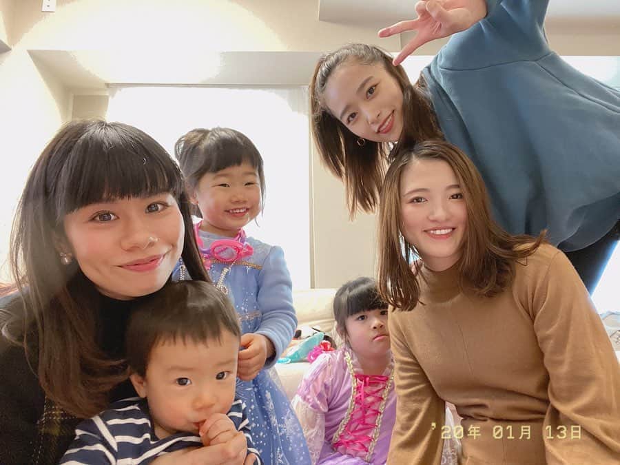 近藤千尋のインスタグラム：「新成人の皆様 おめでとうございます💕☺️ 大人の世界へようこそ‼️笑🥰 歳を重ねるたびに楽しい事、 幸せだと思うことが増えていくと思います😊 新成人の皆様の幸せを願ってます…😍 今日はいつもの #みさもち　 大学の時は毎日一緒に居て 社会人になってあまり会えなくなり 主婦になってまた頻繁に 会えるようになって最高すぎる🥰💕 もうすぐ子供6人になるのね👶 楽しみ楽しみーーー❤️ #私の娘達はどこへ😂写真。笑📸 #休日の母 #公園いったりエルサごっこしたり」