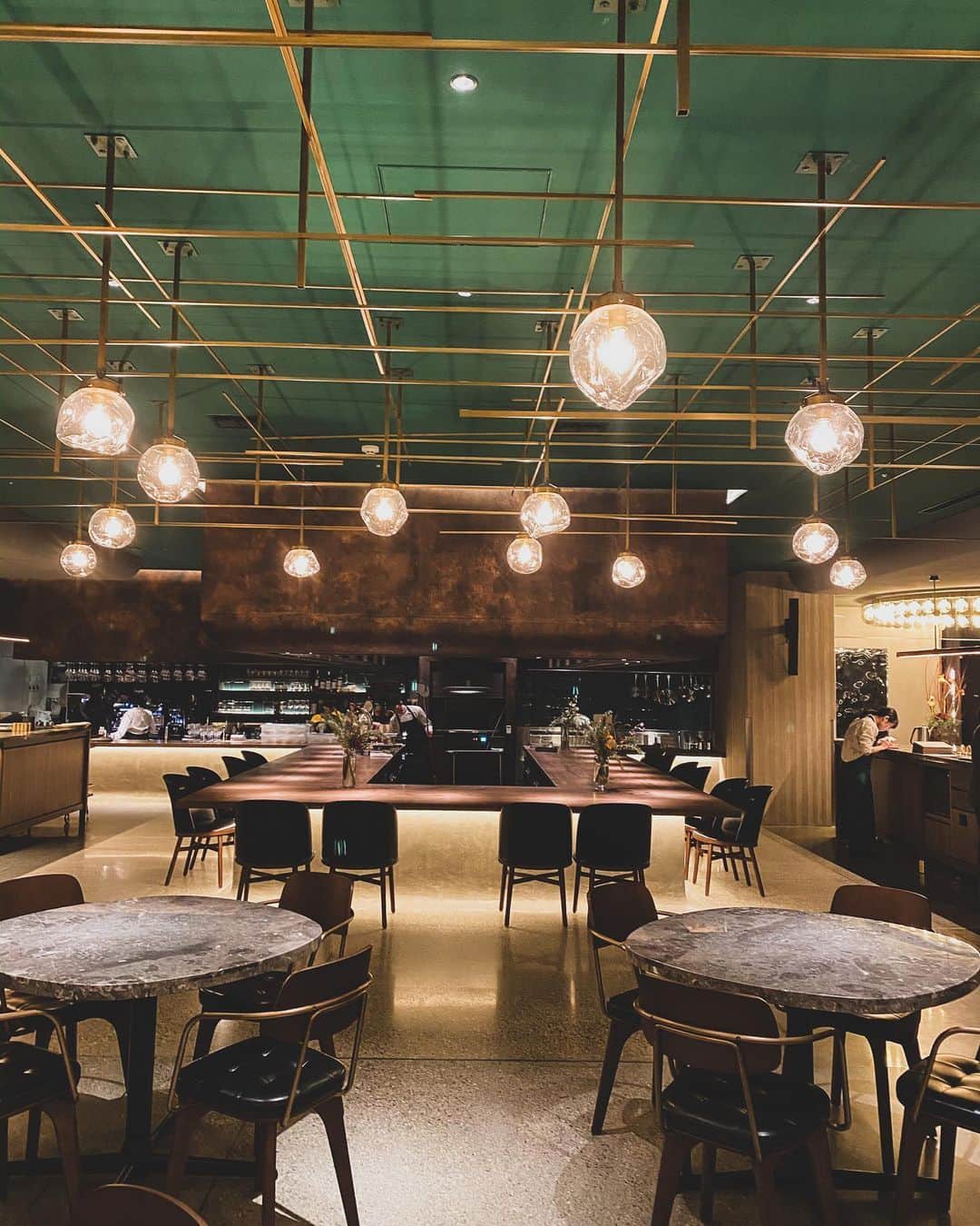のインスタグラム：「河原町にできた、話題のスポット　@good_nature_station へ行ってきました🌿☕️ ・ 1階にある、　@erutan_kyoto でランチをしてから、 @rau_kyoto のケーキを、、🧡 素敵な空間と、見た目も楽しめるお料理やケーキに、大満足でした！ 女子は絶対好きなスポットだと思う🥰 色んなお店も入ってて、またゆっくりお買い物もしたいな〜♡ #kyoto #goodnaturestation」