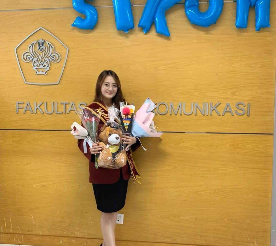 ナタリアさんのインスタグラム写真 - (ナタリアInstagram)「3,5 tahun aku ada dalam bagian keluarga Fikom Untar 🥰🥰 Banyak banget cerita disini, dari awal ospek bareng sama shani terus, lalu akhirnya kita tidak sekelas dan aku gapunya teman, sksd sama orang, terus pindah-pindah kelompok bermain sana sini (masih baik” aja sama semuanya), pejuang biar bisa ambil 24 sks setiap semester, sambil kegiatan aktif joget-joget di JKT48,  dan pada pagi ini jam 8 sampai jam 9 lewat Puji Tuhan dinyatakan Lulus sidang dengan beberapa revisi yang harus diperbaiki. Masih ada ujian” berikutnya tetap semangat!! Terimakasih teman”ku yg sehati, sepemikiran dan seperjuangan selama perkuliahan ini 🥰  Terimakasih untuk ibu dan bapak dosen FIKOM UNTAR yang ramah dan baik sekali 🙏😍 tentunya juga untuk bapak ketua sidang, bapak pebimbing dan bapak penguji terimakasih banyak🙏😊 Terimakasih untuk keluarga dan jga ❤️ku 🥳🥳 Dan terimakasih untuk kalian semua yg sudah mendoakan dan memberi semangat 🙏🙏 Ucapan terimakasihku juga dituliskan dalam kata pengantar skripsiku 😁🙏 GBU all 🥳💕😇🙏 #fikomuntar #untar」1月13日 22時35分 - nananat