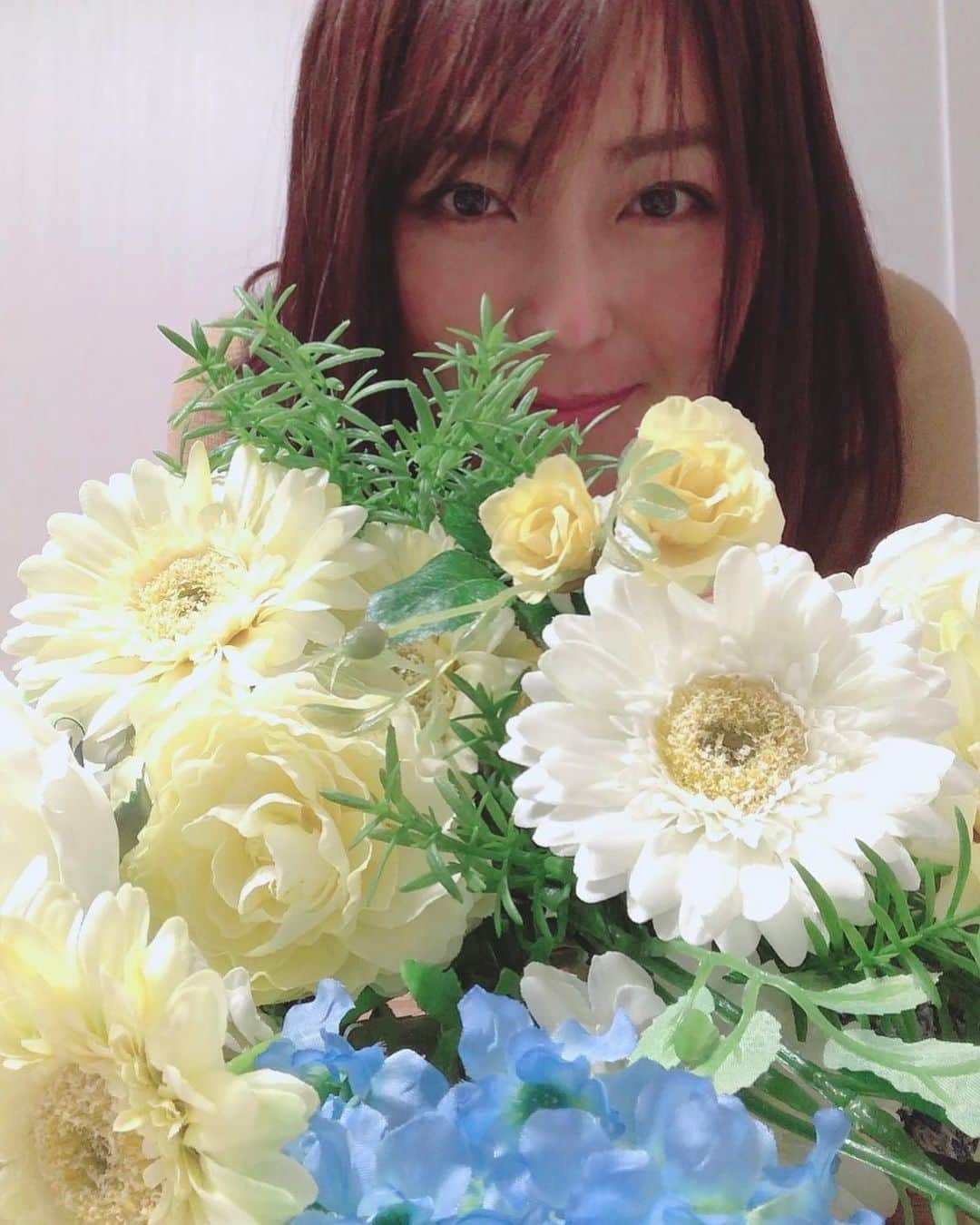 伊藤えみさんのインスタグラム写真 - (伊藤えみInstagram)「新しいご依頼をいただき、お花屋さんタイム♪あれこれ組み合わせるの楽しい。  #フラワーアレンジメント  #アートフラワー #アーティフィシャルフラワー  #flowers #flowemir #フローエミール」1月13日 22時33分 - itoemi1019