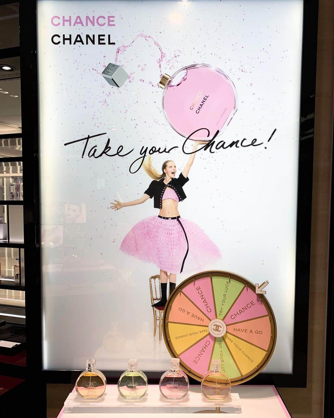 サマンサ麻里子さんのインスタグラム写真 - (サマンサ麻里子Instagram)「“Take a new Chance!” 今日はCHANEL GINZA SIXの特別イベントに行ってきました💕  人気の「チャンスオー タンドゥ ル オードゥ パルファム」の持ち運ぶこともできるエントリーサイズの35mLがラインに加わったり、待望のヘアオイルも新登場✨チャンスはボトルも上品で可愛いし、香りも透明感のあるフローラルフルーティーが大好きだから毎日使うこと間違いなし💕 ⠀ ⠀  Stopped by CHANEL GINZA SIX for a special event 💕 Their new CHANCE EAU TENDRE collection includes a new compact 35mL bottle, hair oil and also perfume pencils for on-the-go. Absolutely in love with the floral-fruity fragrance💕 ⠀ ⠀ <CHANEL チャンス オー タンドゥル オードゥ パルファム2020 イベント> ⠀ 伊勢丹新宿店： 1/15-1/21 ⠀ 阪急うめだ本店： 1/15-1/21 ⠀ 西武池袋本店： 2/5-2/11 ⠀ 大丸心斎橋店： 2/19-2/25 ⠀ 博多阪急： 2/26-3/3 ⠀ ジェイアール京都伊勢丹： 3/11～3/17 ⠀ 銀座三越： 3/18-3/24 ⠀ 名古屋JRゲートタワー： 3/19-3/22 ⠀ 大丸東京店： 3/25-3/31 ⠀ 大丸札幌店： 3/25-3/31 ⠀ GINZA SIX： 3/18-3/31 ⠀ NEWoMan新宿店： 3/18-3/31 ⠀ ルミネ有楽町店： 3/18-3/31 ⠀ ルミネ横浜店：3/18-3/31 ⠀ . . . #chanel #chanelbeauty #chance #perfume #chanceeautendre #takeyourchance #チャンスオータンドゥル #pr #roulette #ginzasix #tokyoblogger #lbd #ruffleddress #asos #christiancowan #fancy #dressedup #samanthamariko」1月13日 22時43分 - samanthamariko