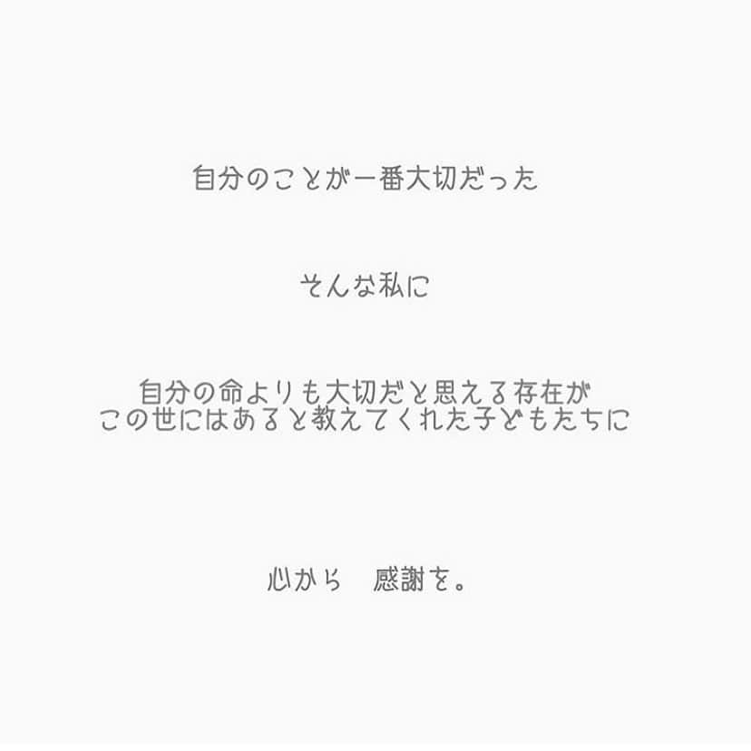 原田あかねさんのインスタグラム写真 - (原田あかねInstagram)「✩*॰ 今日も1日お疲れ様です☺️🍵 . 子育て中って誰かに相談する時間が なかなか取れなくて 1人で抱え込みやすくなります😂💦 . 今でこそ少し育児にも余裕が出来てきましたが 1年前まではこんな感じでした。 . 2年1ヶ月続いた夜泣き 毎日激しめの癇癪(2時間×2〜3セット) 数ヶ月〜1年？ ごまかしなんて全く意味なし 同じ悩みを抱えている人が周りにいない孤独感 熱性痙攣(チアノーゼ)を目の当たりにして 娘を失う怖さを知った日etc... . 当時はここには書ききれないほど&書けない内容など 悩みすぎて本当に辛かった〜😭😢💦💦 . そんな時救ってくれたのが #licoさんのブログ #ママの毎日 イラスト　@c_hapy さん. 今でも落ち込んだ時はいつも見返してます☺️ . さーて♩⑅* 明日からまた顔晴るぞ😆‼️‼️ .  #育児 #子育て #親バカ部 #コドモノ#ママリ #ママタス #mamagirl #成長記録 #ベビフル #女の子ママ #7月生まれ #7月出産 #いこーよ　#ママデイズ#ママスタグラム #3歳女の子#夜泣き#癇癪#イヤイヤ期」1月13日 22時44分 - akane.hrd