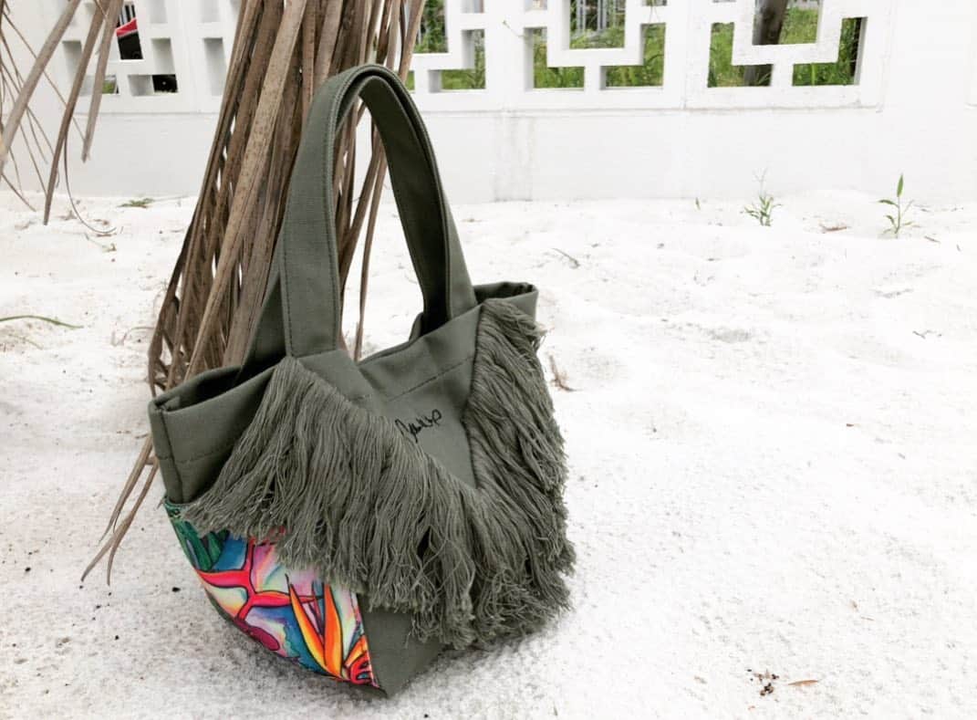 ラレイアのインスタグラム：「🌴 Colleen Wilcox人気のVフリンジトートバッグ💞 ・ サイドのアートはポケットに✨ ・ ・ 今なら #楽天 お買い物マラソンを開催中です😊 お得なクーポンも配布中で、FINAL SALEも開催してます！ ・ ぜひお見逃しなく😍 @laleia_official  @colleenwilcoxgallery_jp  #colleenwilcox#art#hawaii#aloha#surf#beach#laleia#ハワイ#フォトジェニック#インスタ映え#インスタ女子#アロハ#ビーチ#海を感じる雑貨#ラレイア#アート#ビーチガール#サーフスタイル#大人カジュアル#冬#冬コーデ#冬バッグ#楽天#コリーンウィルコックス」