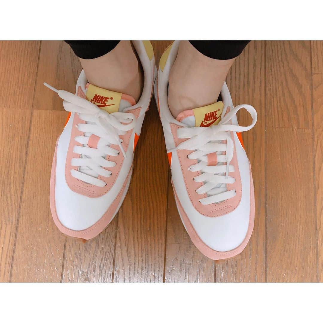 etsucoのインスタグラム：「✱ ✱ ✱ 社長からお誕生日プレゼント🥱 👙🦄🌺🌸💒🎀💗 ✱ 可愛いいいいいい ✱ 「自分じゃこんなん買わんやろ？」 って、本当この人よう知っとるわww ✱ いつもありがとうございます💗 ✱ いつまでもピンクが似合う可愛い女性で居たいです🙈 (もはや今も似合っているのか不安ではあるがwww ✱ いつも新しい道を広げてくれる社長には感謝しかない💗 ✱ お気に入りのNIKEがまた増えました💗 ✱ ✱ #birthdaypresent #sneakers #nike #pink #👙🦄🌺🌸💒🎀💗」