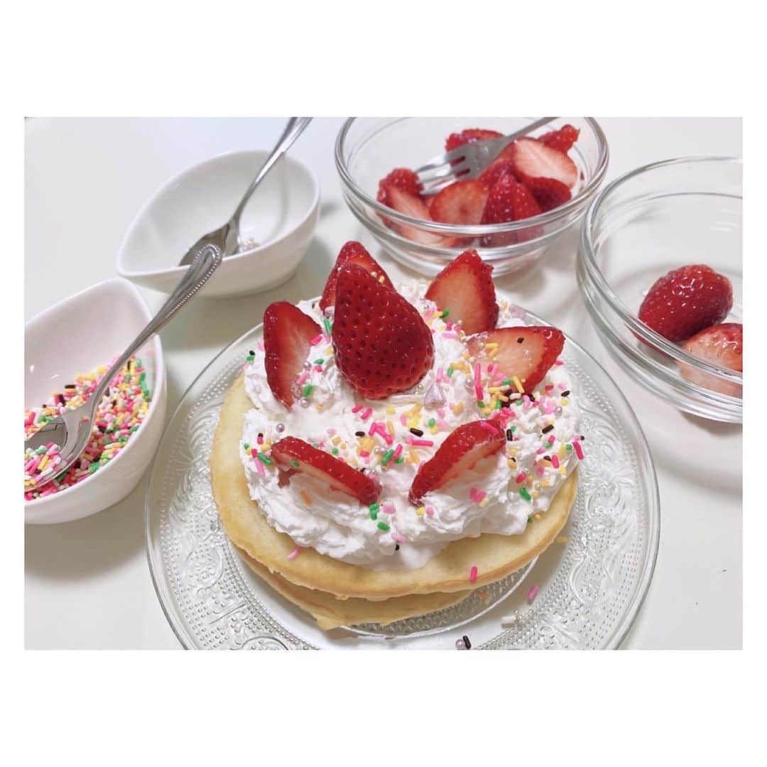 岩田陽菜さんのインスタグラム写真 - (岩田陽菜Instagram)「この前SHOWROOM配信でこれ作ったそ〜！☺️🍓💕﻿ ﻿ どうですか？🤗💕💕﻿ ﻿ ﻿ #お菓子作り#パンケーキ#pancake#かわいい##いちご#strawberry#カラフル#クリーム」1月13日 22時42分 - hina_naso_stu48
