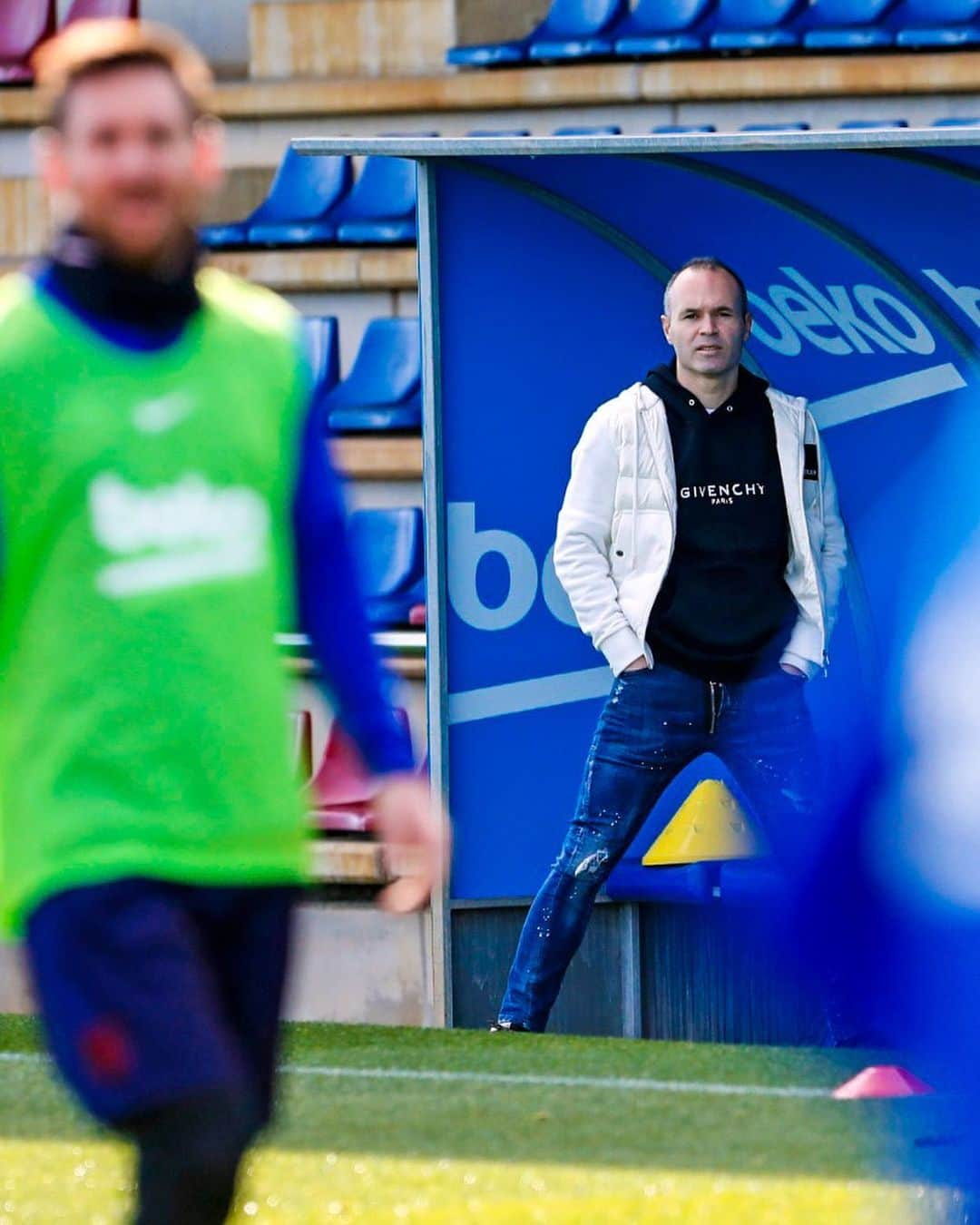 FCバルセロナさんのインスタグラム写真 - (FCバルセロナInstagram)「👋 @andresiniesta8 Look who dropped by for today's workout!  Iniesta visita el entrenamiento del primer equipo. Iniesta visita l’entrenament a la Ciutat Esportiva.」1月13日 22時42分 - fcbarcelona