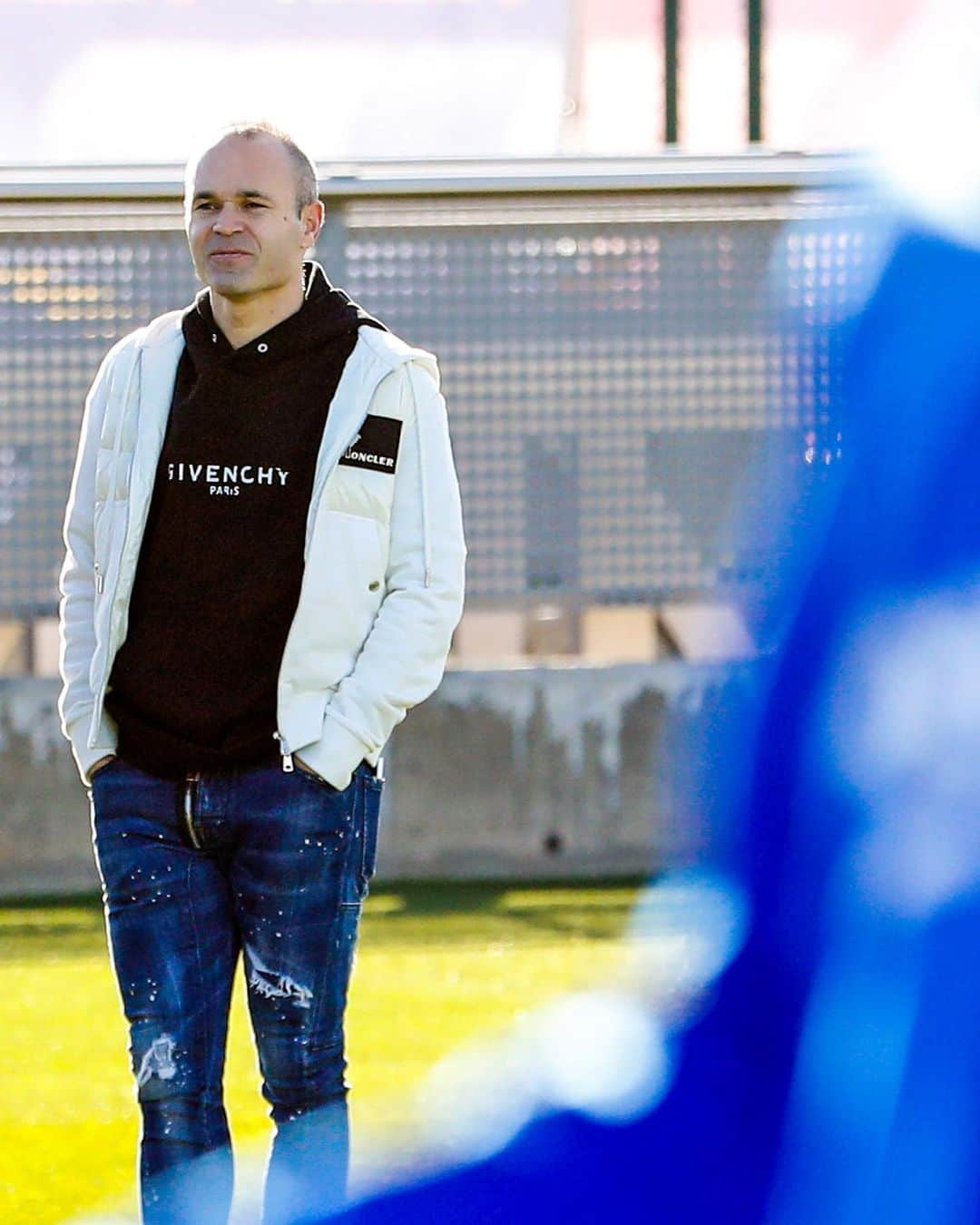 FCバルセロナさんのインスタグラム写真 - (FCバルセロナInstagram)「👋 @andresiniesta8 Look who dropped by for today's workout!  Iniesta visita el entrenamiento del primer equipo. Iniesta visita l’entrenament a la Ciutat Esportiva.」1月13日 22時42分 - fcbarcelona