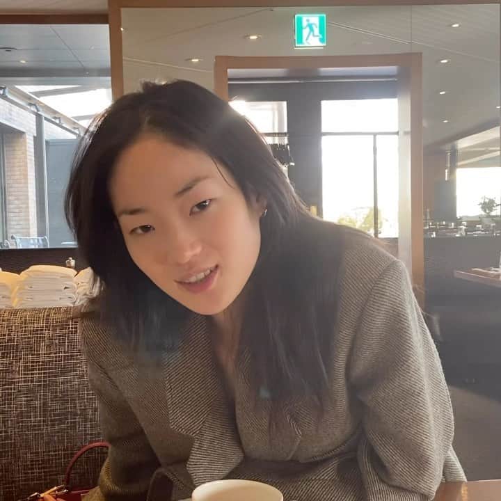 チャン・ユンジュのインスタグラム：「서울 올 때 마다 찾아오는 @iamhyunjishin  요즘 가장 핫 한 세계적인 모델. 더 멋있어 졌어. 여전히 장난기 가득한 돌 + 아이  #모델신현지 💋❤️🥰😝👍🏻 #도수코시즌4우승자  #잘하고있어서고맙고자랑스러워  #사랑해리틀장윤주신현지」