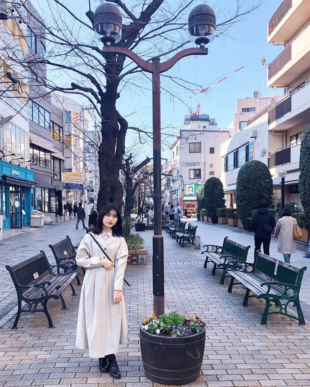 福岡聖菜さんのインスタグラム写真 - (福岡聖菜Instagram)「初春  お正月セールで一目惚れした @latelier_du_savon_official のコートワンピース。 まだ早いかなぁと思いつつ暖かい気候に つられて着ちゃったんだ☺️ * * * --↓↓今日のメイクの話↓↓ - - 洋服がナチュラルテイストだから リップが主役のナチュラルメイクに  赤のリップだけどブラウンっぽい仕上がり〜 ブラウンリップ単体だと唇がぼやけがちで苦手だけど 自分で調整できるから いい感じの色にできて嬉しかったなぁ✨✨ * * kate #レッドヌードルージュ 04 先に左の赤い下地を塗ったあとに 右のヌードカラーを重ねて指でぼかす。 そのあと左だけを内側に少しのせて （2月1日先行発売のものです） * * * #latelierdusavon #ワンピース #リップメイク　#赤リップ　#ブルベ冬　#冬ビビ　 #自由が丘　#街中スナップ」1月13日 22時54分 - seina___ff