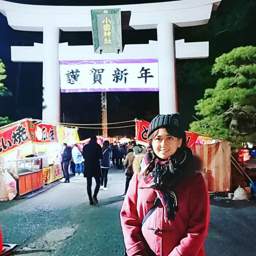 矢田優季のインスタグラム：「2020年になって早2週間 今さらながら新年のご挨拶☀️ . あっという間に令和2年になりました(๑•᎑•๑) 今年も出会った方に放送やお仕事を通して情報と感謝をお届けしていきますのでどうぞよろしくお願いします( ⁎ᵕᴗᵕ⁎ ) . . 個人的には、 今年はぼーっとせずに自分をもっと大切にできる人間になろうと思います笑 また、今まで頑張り足りなかった部分にトライしていきます(,,> <,,)♡ . . さぁさぁ勝負の年❗ 元気に笑顔でハッピーに(๑•̀∀•́ฅ ✧ プライベートでもお仕事でもレベルアップのために心身ともに逞しく❗ . ワクワクすると思う方へ全力で走って進んで楽しみます(*´﹀`*)🎵 . . ーーーーーーーーーーーーーーーーーーー . 写真は毎年恒例の小國神社への初詣✨ (最近ニット帽をかぶっていると耳が暖かいことに気がつきました笑) わたしはいつも神様にお願いする時、 「○○になりますように」ではなく「○○になりたいので応援よろしくお願いします」「背中をちょっとだけ押してください」と頼みにいきます(⁎˃ᴗ˂⁎) その方が神様に頼りすぎず自分が怠け者なならないような気がしませんか笑？ . 何はともあれ改めまして皆さん今年もよろしくお願いします❗ . . #群馬テレビ #GTV #群馬 #アナウンサー #2020年 #今年も #よろしくお願いします #挑戦 #目標は #お仕事 #沢山する #幅を広げる #英語も #覚えたい #ダイエットもしよう #まだまだ抱負が沢山 #元気に #笑顔で #ハッピーに #ご縁 #大切に #感謝 #込めて #頑張ります #写真は #初詣 #プライベート #静岡 #浜松 #小國神社  2020/01/01」