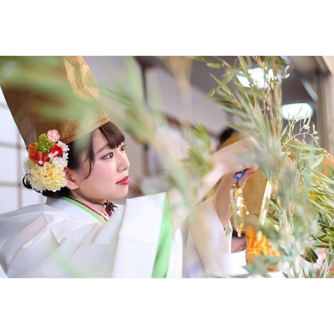 越智萌日さんのインスタグラム写真 - (越智萌日Instagram)「今宮戎神社十日えびすのご奉仕が終了しました🎋✨ . 「今年1年は君のお陰で幸福だ！ありがとう！」「私、将来福娘になりたいんです。お姉さんは私の憧れです！」 参拝者の方々からの温かいお言葉がたくさん胸に残っています💐 福を授ける福娘、のはずが、様々な方々から福をいただくことができた3日間でした🥺✨ . 大変なこともたくさんあったけど、福娘の仲間、アシスタントの方々、神社の方々、着付けをしてくださったうめ子屋さんのスタッフの方々、家族や友人の支えのおかげでやり遂げることができました🎀 本当にたくさんの感謝の気持ちでいっぱいです💕 . 大学のソウルメイトも来てくれた😭💕みんなありがとう😍 . カメラマンさん、たくさん素敵なお写真いただき本当に嬉しいです✨ありがとうございます🥺❣️ . 宝恵駕行列はまた別の投稿で🤭💚 . . . #今宮戎　#十日戎　#十日えびす　#今宮戎福娘　#今宮戎神社福娘　#今宮戎神社福娘代表　#福娘代表　#福娘　#えべっさん #今宮戎神社」1月13日 22時57分 - moeka19990201