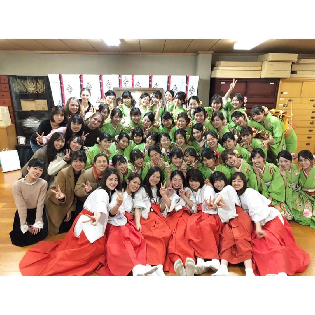 越智萌日さんのインスタグラム写真 - (越智萌日Instagram)「今宮戎神社十日えびすのご奉仕が終了しました🎋✨ . 「今年1年は君のお陰で幸福だ！ありがとう！」「私、将来福娘になりたいんです。お姉さんは私の憧れです！」 参拝者の方々からの温かいお言葉がたくさん胸に残っています💐 福を授ける福娘、のはずが、様々な方々から福をいただくことができた3日間でした🥺✨ . 大変なこともたくさんあったけど、福娘の仲間、アシスタントの方々、神社の方々、着付けをしてくださったうめ子屋さんのスタッフの方々、家族や友人の支えのおかげでやり遂げることができました🎀 本当にたくさんの感謝の気持ちでいっぱいです💕 . 大学のソウルメイトも来てくれた😭💕みんなありがとう😍 . カメラマンさん、たくさん素敵なお写真いただき本当に嬉しいです✨ありがとうございます🥺❣️ . 宝恵駕行列はまた別の投稿で🤭💚 . . . #今宮戎　#十日戎　#十日えびす　#今宮戎福娘　#今宮戎神社福娘　#今宮戎神社福娘代表　#福娘代表　#福娘　#えべっさん #今宮戎神社」1月13日 22時57分 - moeka19990201