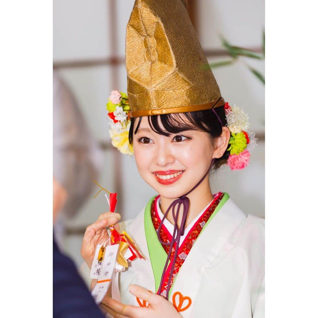 越智萌日さんのインスタグラム写真 - (越智萌日Instagram)「今宮戎神社十日えびすのご奉仕が終了しました🎋✨ . 「今年1年は君のお陰で幸福だ！ありがとう！」「私、将来福娘になりたいんです。お姉さんは私の憧れです！」 参拝者の方々からの温かいお言葉がたくさん胸に残っています💐 福を授ける福娘、のはずが、様々な方々から福をいただくことができた3日間でした🥺✨ . 大変なこともたくさんあったけど、福娘の仲間、アシスタントの方々、神社の方々、着付けをしてくださったうめ子屋さんのスタッフの方々、家族や友人の支えのおかげでやり遂げることができました🎀 本当にたくさんの感謝の気持ちでいっぱいです💕 . 大学のソウルメイトも来てくれた😭💕みんなありがとう😍 . カメラマンさん、たくさん素敵なお写真いただき本当に嬉しいです✨ありがとうございます🥺❣️ . 宝恵駕行列はまた別の投稿で🤭💚 . . . #今宮戎　#十日戎　#十日えびす　#今宮戎福娘　#今宮戎神社福娘　#今宮戎神社福娘代表　#福娘代表　#福娘　#えべっさん #今宮戎神社」1月13日 22時57分 - moeka19990201