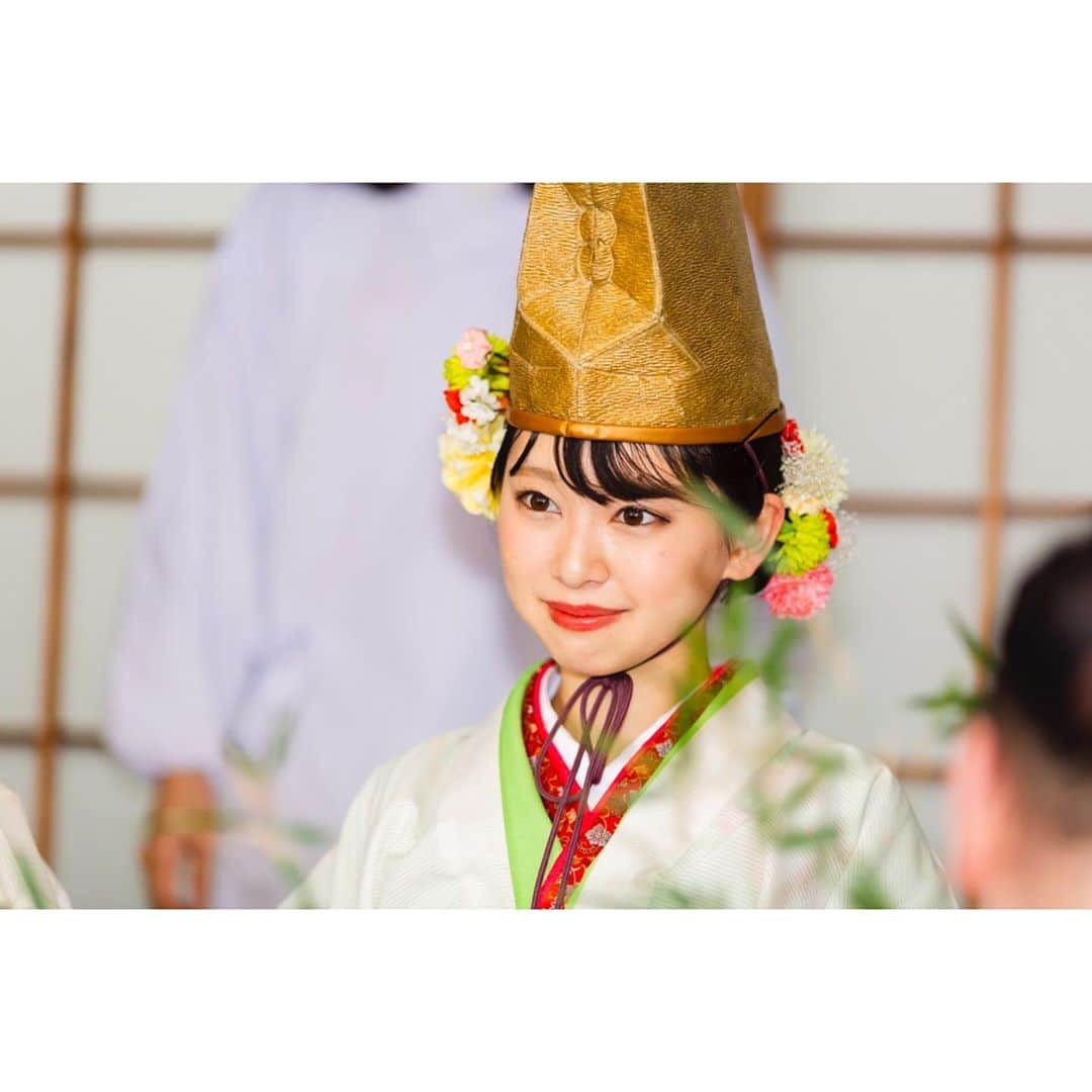 越智萌日さんのインスタグラム写真 - (越智萌日Instagram)「今宮戎神社十日えびすのご奉仕が終了しました🎋✨ . 「今年1年は君のお陰で幸福だ！ありがとう！」「私、将来福娘になりたいんです。お姉さんは私の憧れです！」 参拝者の方々からの温かいお言葉がたくさん胸に残っています💐 福を授ける福娘、のはずが、様々な方々から福をいただくことができた3日間でした🥺✨ . 大変なこともたくさんあったけど、福娘の仲間、アシスタントの方々、神社の方々、着付けをしてくださったうめ子屋さんのスタッフの方々、家族や友人の支えのおかげでやり遂げることができました🎀 本当にたくさんの感謝の気持ちでいっぱいです💕 . 大学のソウルメイトも来てくれた😭💕みんなありがとう😍 . カメラマンさん、たくさん素敵なお写真いただき本当に嬉しいです✨ありがとうございます🥺❣️ . 宝恵駕行列はまた別の投稿で🤭💚 . . . #今宮戎　#十日戎　#十日えびす　#今宮戎福娘　#今宮戎神社福娘　#今宮戎神社福娘代表　#福娘代表　#福娘　#えべっさん #今宮戎神社」1月13日 22時57分 - moeka19990201