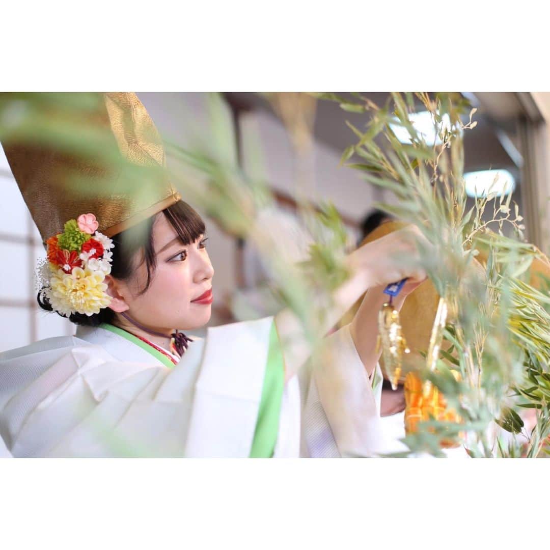 越智萌日のインスタグラム：「今宮戎神社十日えびすのご奉仕が終了しました🎋✨ . 「今年1年は君のお陰で幸福だ！ありがとう！」「私、将来福娘になりたいんです。お姉さんは私の憧れです！」 参拝者の方々からの温かいお言葉がたくさん胸に残っています💐 福を授ける福娘、のはずが、様々な方々から福をいただくことができた3日間でした🥺✨ . 大変なこともたくさんあったけど、福娘の仲間、アシスタントの方々、神社の方々、着付けをしてくださったうめ子屋さんのスタッフの方々、家族や友人の支えのおかげでやり遂げることができました🎀 本当にたくさんの感謝の気持ちでいっぱいです💕 . 大学のソウルメイトも来てくれた😭💕みんなありがとう😍 . カメラマンさん、たくさん素敵なお写真いただき本当に嬉しいです✨ありがとうございます🥺❣️ . 宝恵駕行列はまた別の投稿で🤭💚 . . . #今宮戎　#十日戎　#十日えびす　#今宮戎福娘　#今宮戎神社福娘　#今宮戎神社福娘代表　#福娘代表　#福娘　#えべっさん #今宮戎神社」