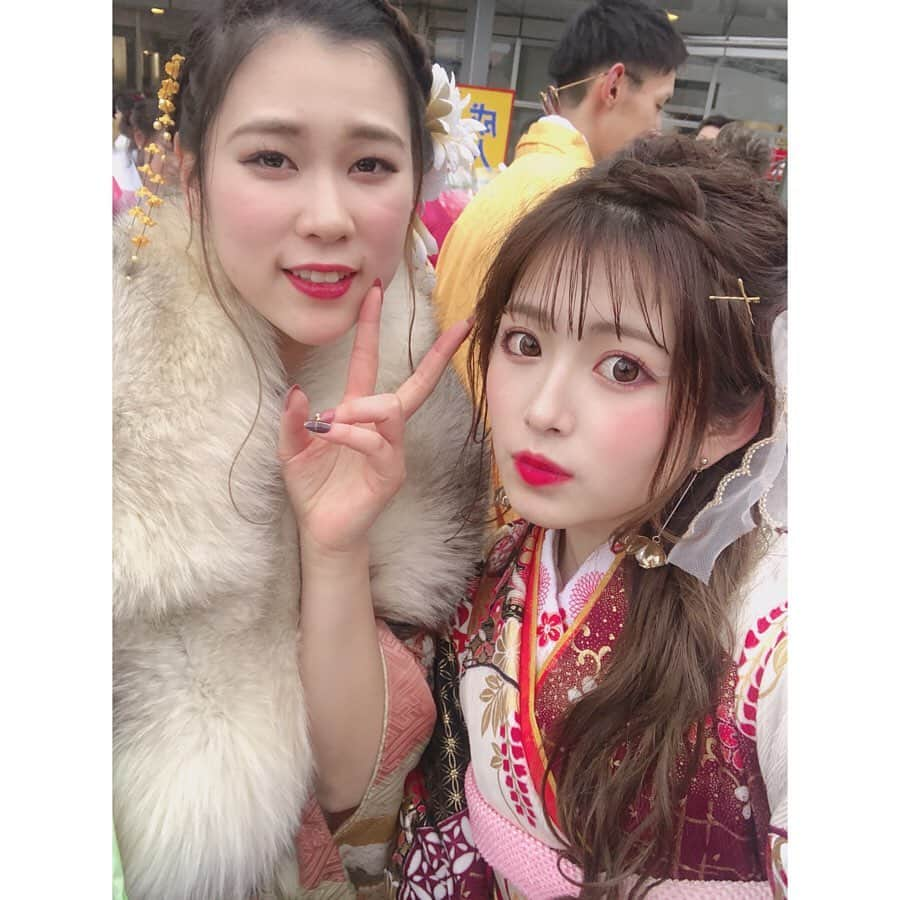 青木菜花さんのインスタグラム写真 - (青木菜花Instagram)「.﻿ .﻿ 私の小学校からの友達🥰🥰﻿ ﻿ 6人全員中々集まれなくて﻿ やっと集まれた！！ダイスキ！！！﻿ ﻿ みんなの振袖姿凄くかわいかった！！！😭﻿ ﻿ 沢山どこで借りたの〜？ていう質問が﻿ きていたけど私はオンディーヌさん　@ondine_official でお借りしました🙆🏻‍♀️💗💗﻿ 私がきていた振袖も1月18日〜19日に開催される原宿催事で試着できるみたい！！ ﻿ 可愛い振袖借りれててよかった😭🌼﻿ ぜひ一度見に行ってみてね🥰 .﻿ . #成人式 #振袖 #着物 #成人式ヘア #地元 #友達 #6分の6  #オンディーヌ #オンディーヌ渋谷店」1月13日 23時10分 - nanoka_0711