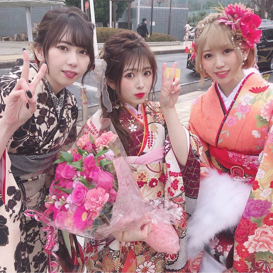 青木菜花のインスタグラム：「.﻿ .﻿ 私の小学校からの友達🥰🥰﻿ ﻿ 6人全員中々集まれなくて﻿ やっと集まれた！！ダイスキ！！！﻿ ﻿ みんなの振袖姿凄くかわいかった！！！😭﻿ ﻿ 沢山どこで借りたの〜？ていう質問が﻿ きていたけど私はオンディーヌさん　@ondine_official でお借りしました🙆🏻‍♀️💗💗﻿ 私がきていた振袖も1月18日〜19日に開催される原宿催事で試着できるみたい！！ ﻿ 可愛い振袖借りれててよかった😭🌼﻿ ぜひ一度見に行ってみてね🥰 .﻿ . #成人式 #振袖 #着物 #成人式ヘア #地元 #友達 #6分の6  #オンディーヌ #オンディーヌ渋谷店」