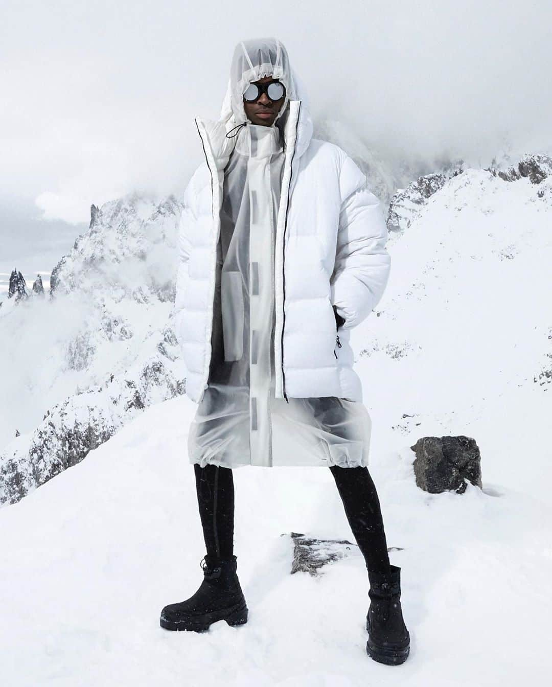 モンクレールさんのインスタグラム写真 - (モンクレールInstagram)「An industrial take on mountain wear. @AltonMason in #MONCLER1017ALYX9SM. _ #MONCLERGENIUS @alyxstudio @matthewmwilliams」1月13日 23時02分 - moncler