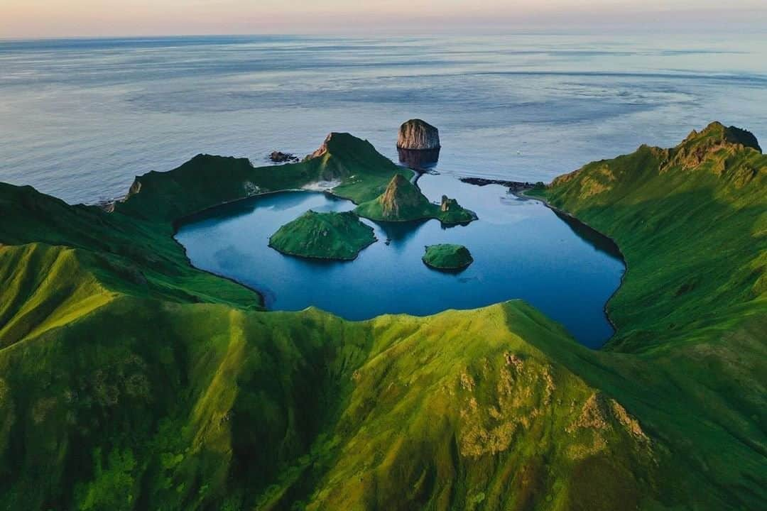 National Geographic Travelさんのインスタグラム写真 - (National Geographic TravelInstagram)「Photo by @renan_ozturk | Ushishir Island, the crown jewel of the North Pacific. There is so much ecological work to be done in this little-understood region. During this trip we not only fell in love with the landscape but also with Dr. Vladimir Burkanov and his team of biologists, who tirelessly monitor sea mammal populations in one of the hardest to reach volcanic island chains on Earth. Cheers to them for generations of ongoing dedication.  Follow @renan_ozturk for more from this part of the planet. #FromKurilsWithLove」1月14日 10時05分 - natgeotravel