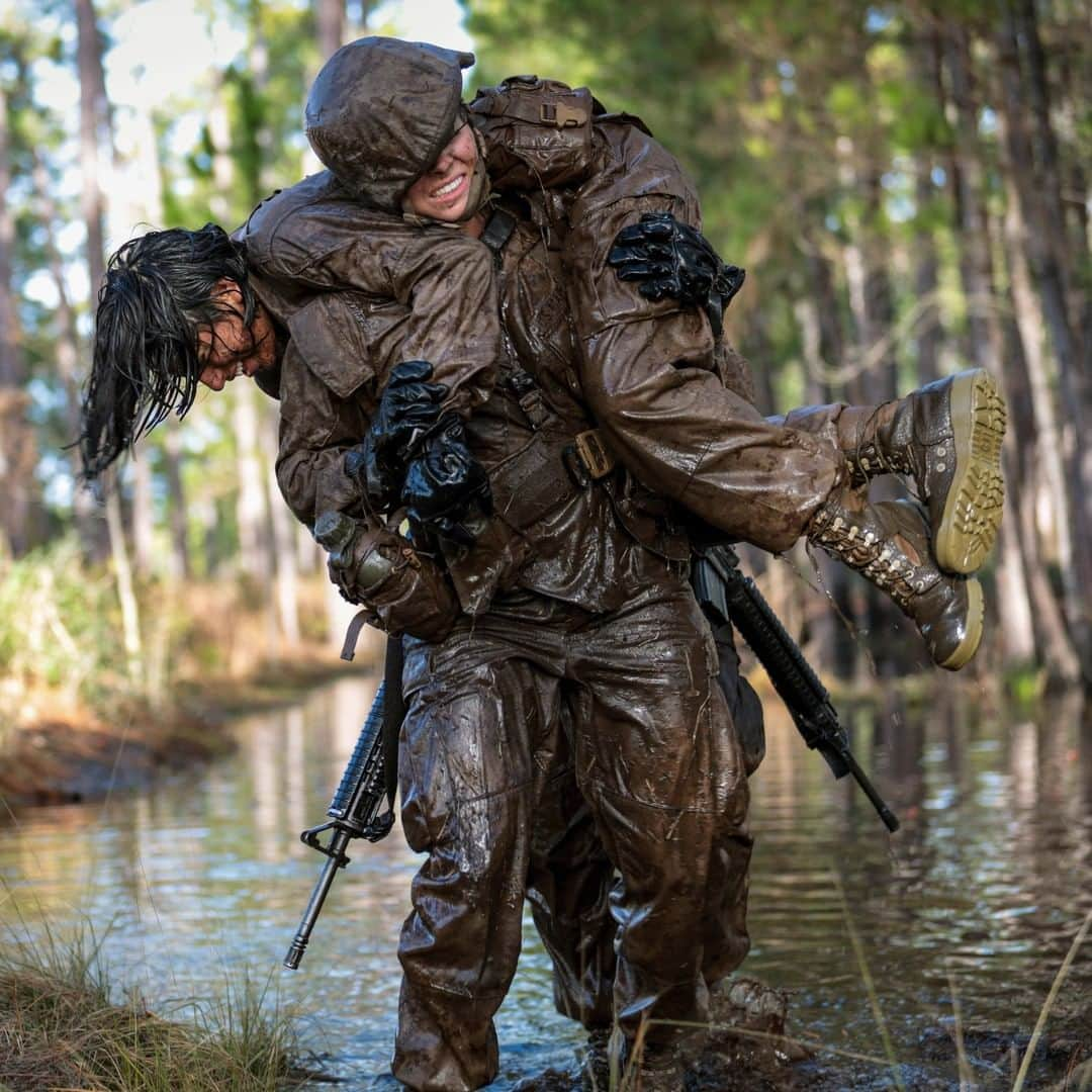 アメリカ海兵隊さんのインスタグラム写真 - (アメリカ海兵隊Instagram)「Did we just become best friends?  Recruits with Hotel Company, 2nd Recruit Training Battalion, participate in a Crucible event at @mcrdparrisisland. (U.S. Marine Corps photo by Lance Cpl. Christopher McMurry)  #USMC #Marines #Military #BootCamp」1月14日 10時00分 - marines