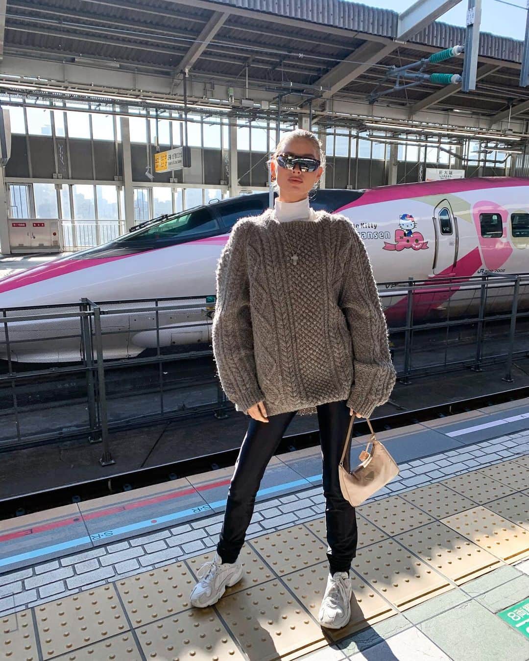 エルザ・ホスクさんのインスタグラム写真 - (エルザ・ホスクInstagram)「Got off the train in Kobe , hiked up a mountain, it was the best day ever. The happiest in nature! Japan is so beautiful❤️」1月14日 8時38分 - hoskelsa