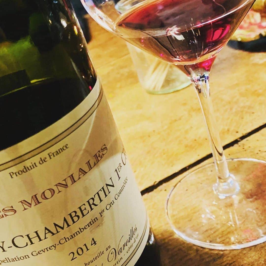 西内ひろさんのインスタグラム写真 - (西内ひろInstagram)「Today I went to Burgogne and studied wine🍾  今日はブルゴーニュ地方にてワイナリーツアーしてきました🍷 シャルドネ、ピノノワール、シャブリ、ボージョレー、ロマネコンティなどが作られている場所✨ いつも飲んでいるワインでも、その土地で頂くと風景も見えて味わい深くなります☺️勉強になりました🍇 #Bourgogne #win #tasting  #winery  #ブルゴーニュ地方　#ワイン　#ワイナリー　#フランスワイン #パリ　#西内ひろのオススメ旅」1月14日 8時44分 - 0214hiro
