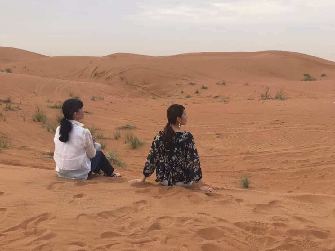 杉山由紀子さんのインスタグラム写真 - (杉山由紀子Instagram)「ドバイの砂漠🌵🐪 * 本当に最高だったひとつ💛 * 自然の力はすごい。 高層の建物ももちろん感動でしたが、自然のパワーはそれ以上だとおもう✨ * 親子で好きなものは似てるみたい🤭 * ふたりのはっちゃけぶりが凄い‼️笑 * * こういう親孝行はなかなか出来ないからこそもっと増やしたいとおもう。 * * #親孝行 #できるうちに #楽しすぎる時間 #全て加工なし  #ドバイ #ドバイLAS #dubai #砂漠 #デザートサファリ #🐪」1月14日 8時45分 - yukikosugiyama