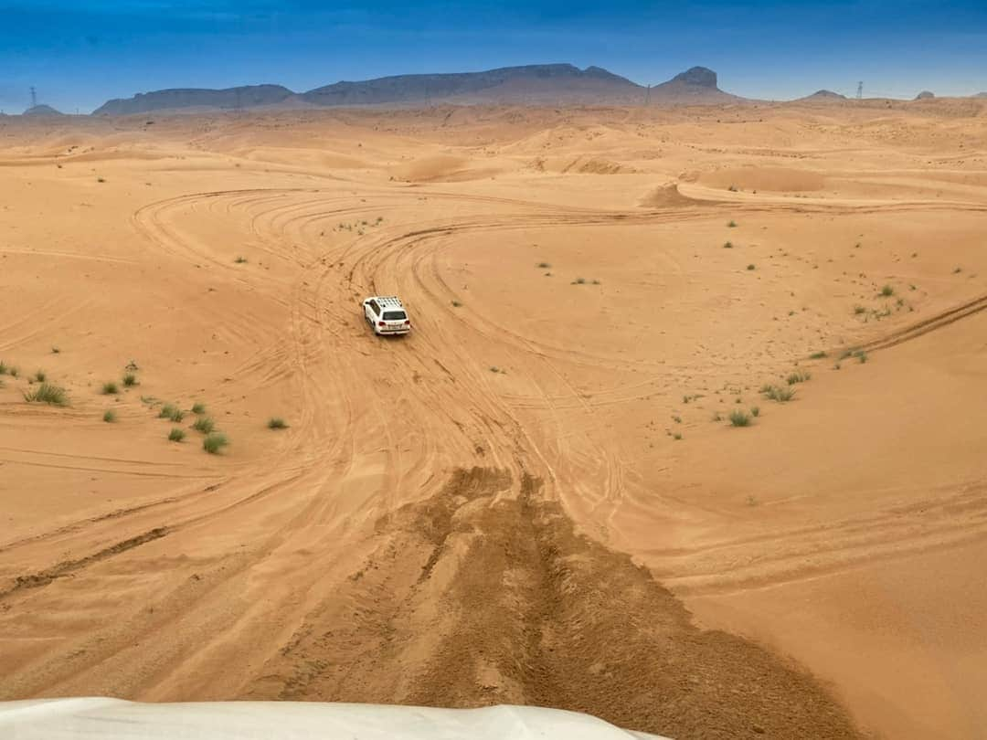 杉山由紀子さんのインスタグラム写真 - (杉山由紀子Instagram)「ドバイの砂漠🌵🐪 * 本当に最高だったひとつ💛 * 自然の力はすごい。 高層の建物ももちろん感動でしたが、自然のパワーはそれ以上だとおもう✨ * 親子で好きなものは似てるみたい🤭 * ふたりのはっちゃけぶりが凄い‼️笑 * * こういう親孝行はなかなか出来ないからこそもっと増やしたいとおもう。 * * #親孝行 #できるうちに #楽しすぎる時間 #全て加工なし  #ドバイ #ドバイLAS #dubai #砂漠 #デザートサファリ #🐪」1月14日 8時45分 - yukikosugiyama