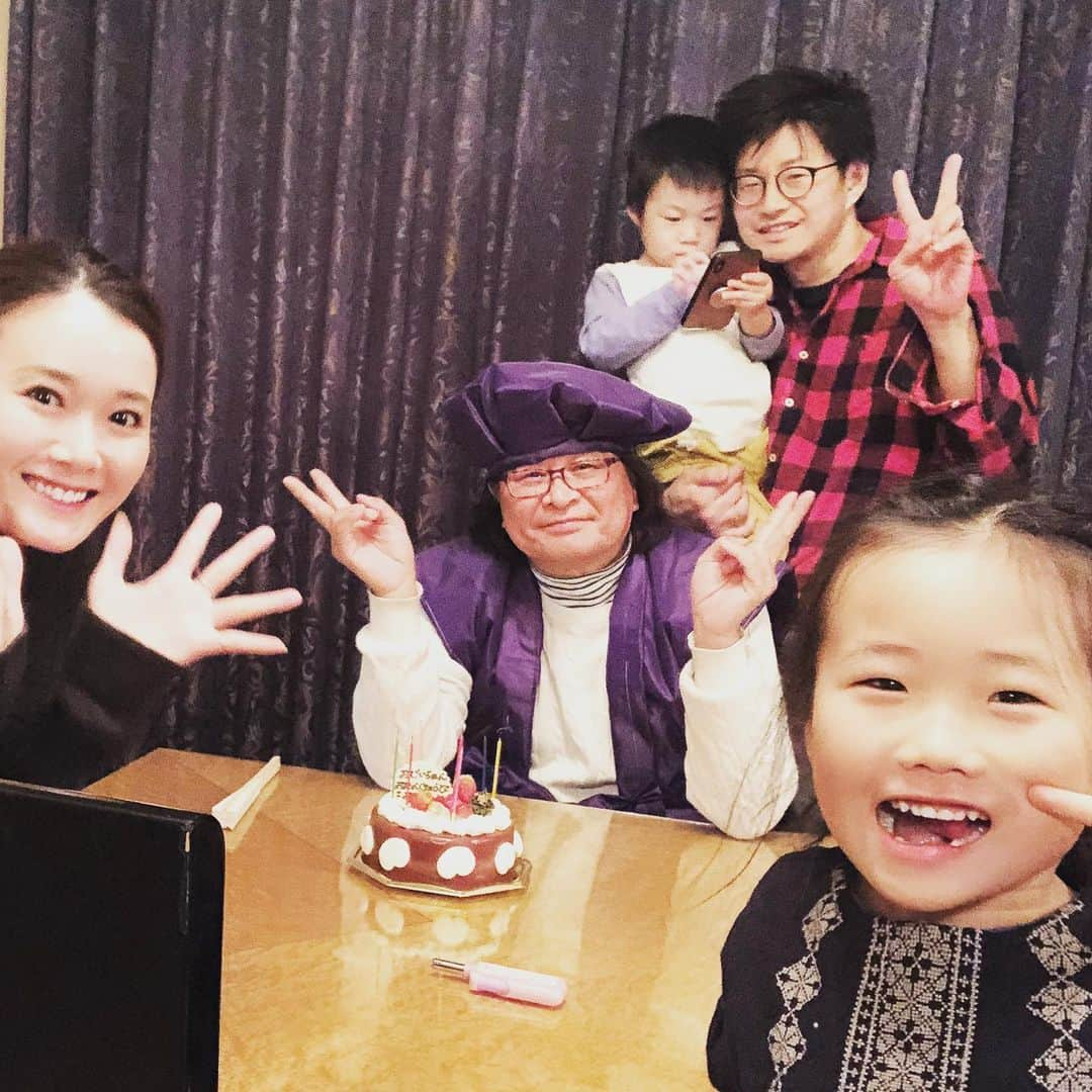 妃乃あんじさんのインスタグラム写真 - (妃乃あんじInstagram)「今更、、年末年始の思い出。笑 姪っ子甥っ子とずーっと一緒の毎日。。 子ども中心の生活に、大阪のおじいちゃんも、空ちゃんも（猫）も追いかけ回されながら、賑やかな毎日を過ごしていました。私はすっかりママ体験しておりました！  毎日何かしらのイベントをしてました！ お正月は金比羅山行って、レオマワールドも行きました！レオマワールドになんと、、なりきりステージが💦びっくり！うちが一応商標取ってるんやけどなぁーと思いながら、ひーちゃんとなりきる！みたいな、、笑  年末には、我が家にゆうきが来てタコパ！昼間から夜までずーっと呑んだぐれの男性陣。ほんと、すごい、、💦 あと、孫たちとおじいちゃんの古希祝いもね！笑  今年も家族みんなで仲良く頑張ります✨  #年末年始　#2020年も宜しくお願いします」1月14日 8時47分 - ange_hino