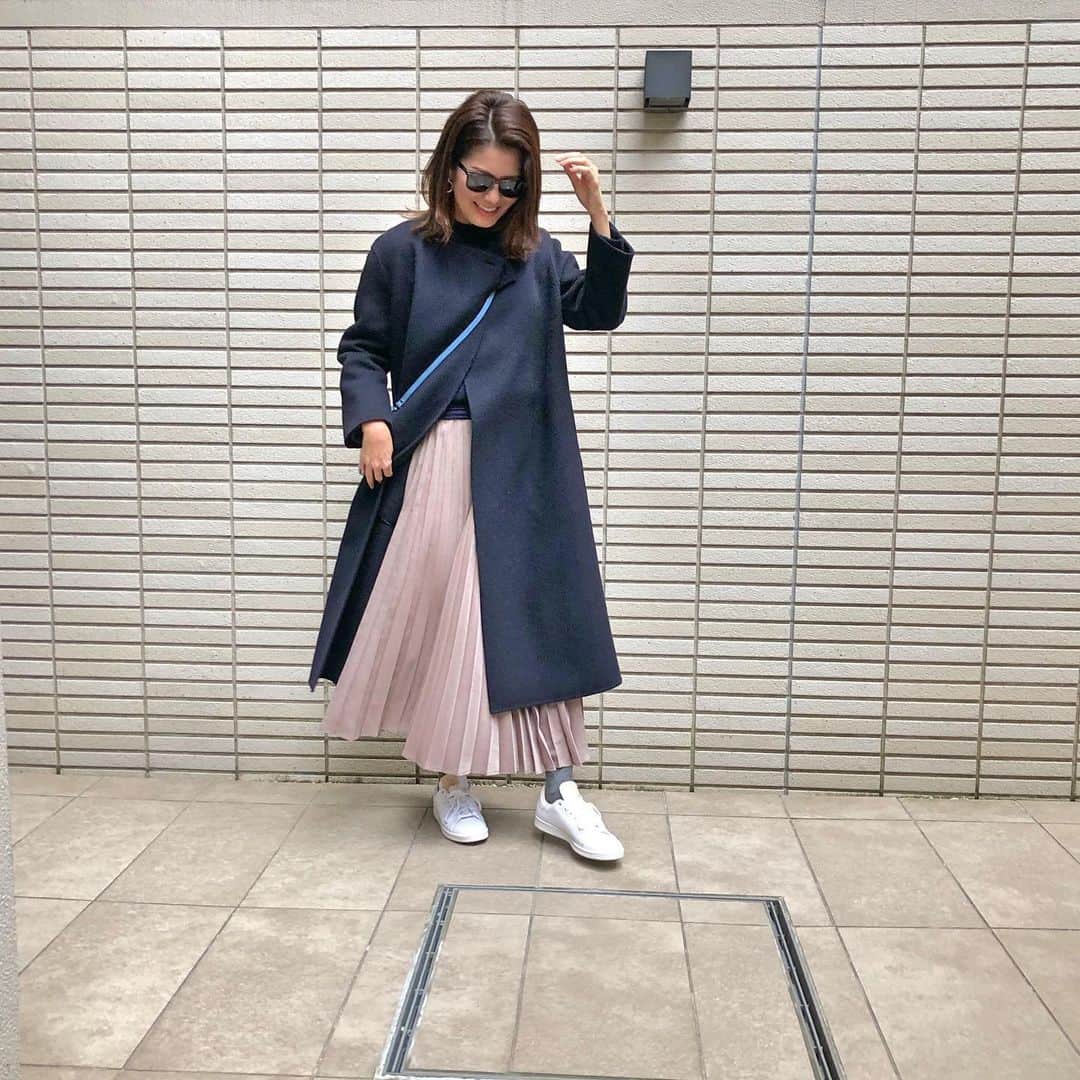 のインスタグラム：「スニーカーコーデ① . スタンスミス買い換えました👟やはり新品は真っ白ピカピカで嬉しい🤗 . →2枚目 スニーカーコーデについてWeb Domaniで記事書きました💻1枚目のコーデはじめ、5コーデ載っております。よかったら見てください😊💕 . . #ootd #outfit #fashion #coordinate #stansmith #tomorrowland #vasic #domanist #domani #domanimagazine #webdomani #ドマーニスト #休日コーデ #ママコーデ #ママファッション #ワーママ #スニーカーコーデ #スタンスミス #トゥモローランド #スニーカー通勤」