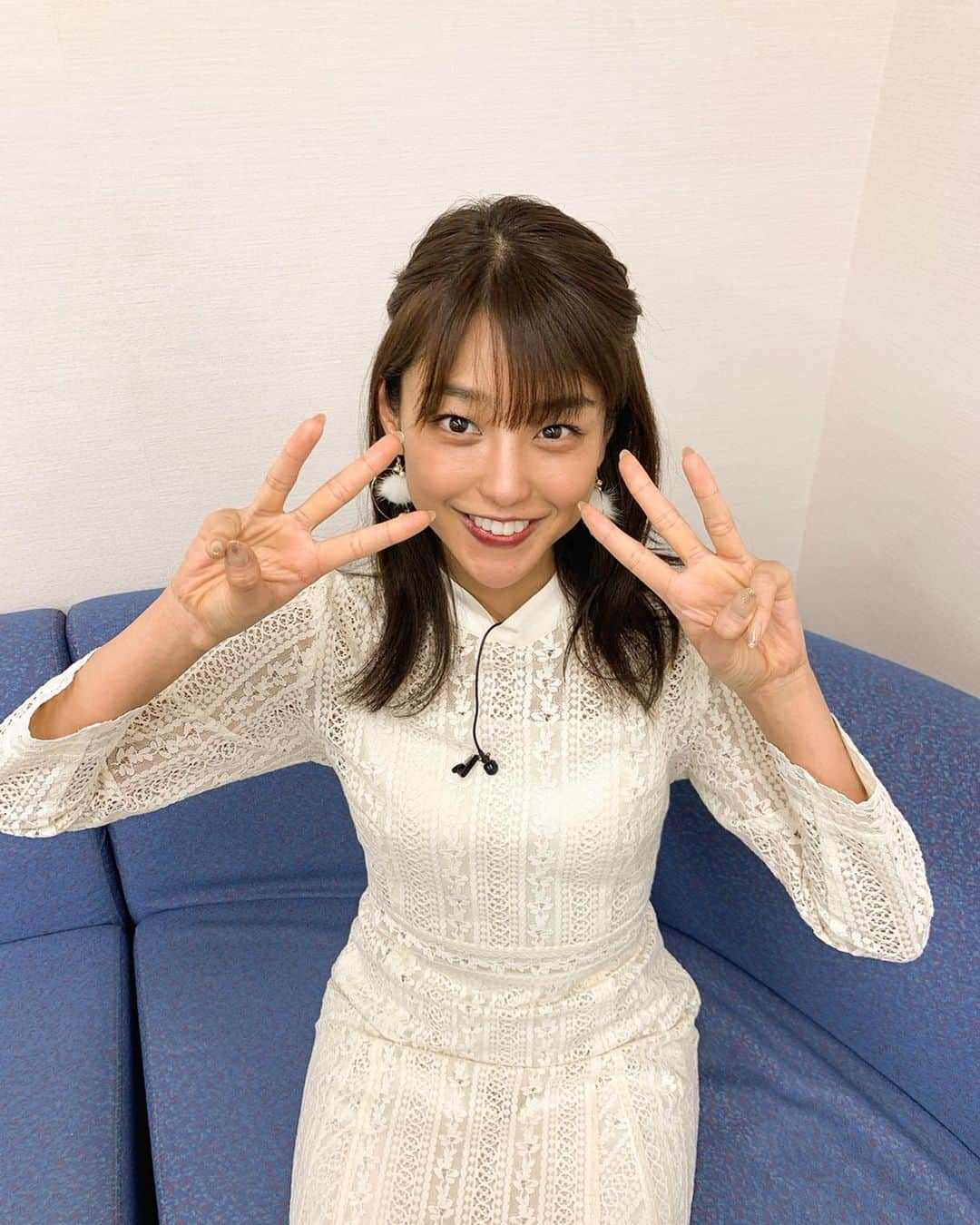 岡副麻希さんのインスタグラム写真 - (岡副麻希Instagram)「🍓﻿ おはようございます！﻿ ﻿ いつもふわっふわなインスタグラムに﻿ 遊びに来てくれてありがとうございます☁️🤍💕 ﻿ 33万人の方に﻿ ありがとうございます😽️﻿💐 ﻿ 三連休明け方も多いのでは🔍な火曜日、﻿ 今日もたくさんハッピーありますように❣️﻿❣️ ﻿ #ゾロ目#フォロワーさん﻿ ３でピースするには、どの位置問題笑﻿ #平和な時間#☺️﻿ #スリーピース#懐かしい#😆﻿ ﻿ 衣装﻿ #laboutiquebonbon﻿」1月14日 8時59分 - maki_okazoe_official