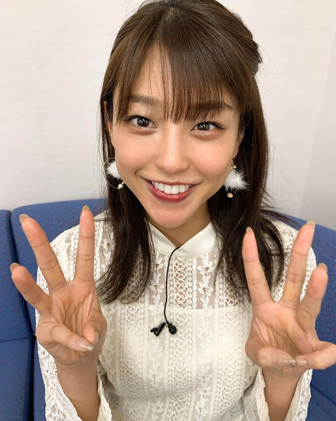 岡副麻希さんのインスタグラム写真 - (岡副麻希Instagram)「🍓﻿ おはようございます！﻿ ﻿ いつもふわっふわなインスタグラムに﻿ 遊びに来てくれてありがとうございます☁️🤍💕 ﻿ 33万人の方に﻿ ありがとうございます😽️﻿💐 ﻿ 三連休明け方も多いのでは🔍な火曜日、﻿ 今日もたくさんハッピーありますように❣️﻿❣️ ﻿ #ゾロ目#フォロワーさん﻿ ３でピースするには、どの位置問題笑﻿ #平和な時間#☺️﻿ #スリーピース#懐かしい#😆﻿ ﻿ 衣装﻿ #laboutiquebonbon﻿」1月14日 8時59分 - maki_okazoe_official