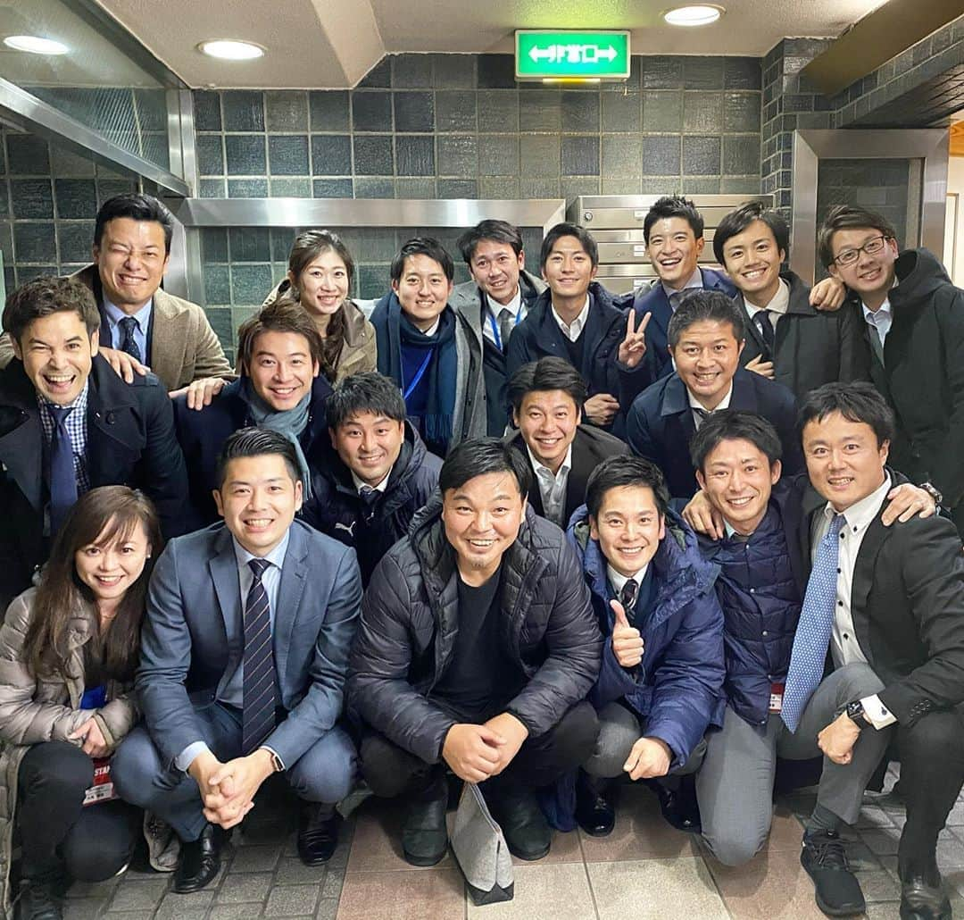 本野大輔さんのインスタグラム写真 - (本野大輔Instagram)「テレビ局の垣根を越え、民間放送43社が一つになって伝えた高校サッカー選手権。 98回目の大会が幕を閉じました。 中継に関わったアナウンサーで最後の慰労会。 解説の城彰二さんも駆けつけて下さり最高の時間でした。 中継を見て下さった皆様。 多くの激励を届けて頂いた皆様。 本当にありがとうございました。 18泊に及ぶ東京ホテル生活終了。 関西に帰ります！ #キタゼ選手権 #高校サッカー選手権 #アナウンサー #民間放送43社 #仲間」1月14日 9時17分 - daisuke.motono_ytv