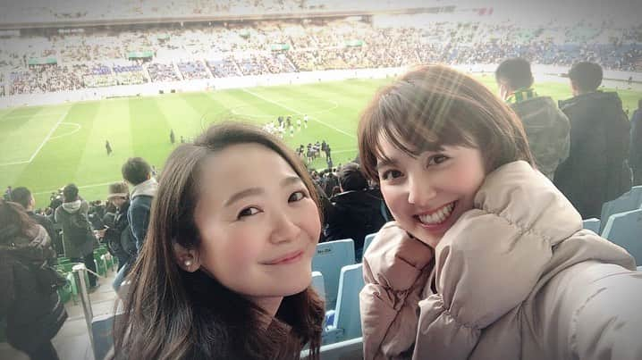 佐藤由季さんのインスタグラム写真 - (佐藤由季Instagram)「高校サッカー 決勝戦⚽️ 前のめりな気持ちのぶつかり合い！ 絶対に勝ちたいんだ！ プレーからはもちろん、 応援からも感じられました🔥 だからこそ、56025人もの皆さんも 無我夢中になれる…🥺✨ 喜びと悔しさ、純粋な青春、 生の感動のドラマを目の前に 目頭が熱くなりました😭 静岡学園の皆さん、 24大会ぶりの優勝おめでとうございます🏆 そして、青森山田の皆さんも最高の戦いを 本当にありがとうございました！！ お互いに泣き崩れていた姿は・・・ 私の心にも一生残ります🥺 熱い気持ちの続きはブログにて…🙋‍♀️ #高校サッカー  #決勝戦  #埼玉スタジアム  #現地観戦  #静岡学園  #優勝  #おめでとうございます  #青森山田  #ありがとうございました  #最高の戦い  #無我夢中  #喜び  #悔しさ  #ドラマ  #感動  #青春  #余韻に浸る  #これだからスポーツが好き  #フリーアナウンサー  #佐藤由季  #語りきれないので  #続きはブログにて パターン（笑）」1月14日 9時25分 - yukisato0710