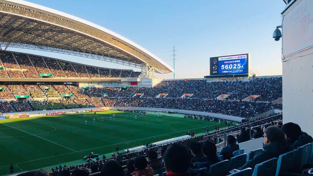 佐藤由季さんのインスタグラム写真 - (佐藤由季Instagram)「高校サッカー 決勝戦⚽️ 前のめりな気持ちのぶつかり合い！ 絶対に勝ちたいんだ！ プレーからはもちろん、 応援からも感じられました🔥 だからこそ、56025人もの皆さんも 無我夢中になれる…🥺✨ 喜びと悔しさ、純粋な青春、 生の感動のドラマを目の前に 目頭が熱くなりました😭 静岡学園の皆さん、 24大会ぶりの優勝おめでとうございます🏆 そして、青森山田の皆さんも最高の戦いを 本当にありがとうございました！！ お互いに泣き崩れていた姿は・・・ 私の心にも一生残ります🥺 熱い気持ちの続きはブログにて…🙋‍♀️ #高校サッカー  #決勝戦  #埼玉スタジアム  #現地観戦  #静岡学園  #優勝  #おめでとうございます  #青森山田  #ありがとうございました  #最高の戦い  #無我夢中  #喜び  #悔しさ  #ドラマ  #感動  #青春  #余韻に浸る  #これだからスポーツが好き  #フリーアナウンサー  #佐藤由季  #語りきれないので  #続きはブログにて パターン（笑）」1月14日 9時25分 - yukisato0710