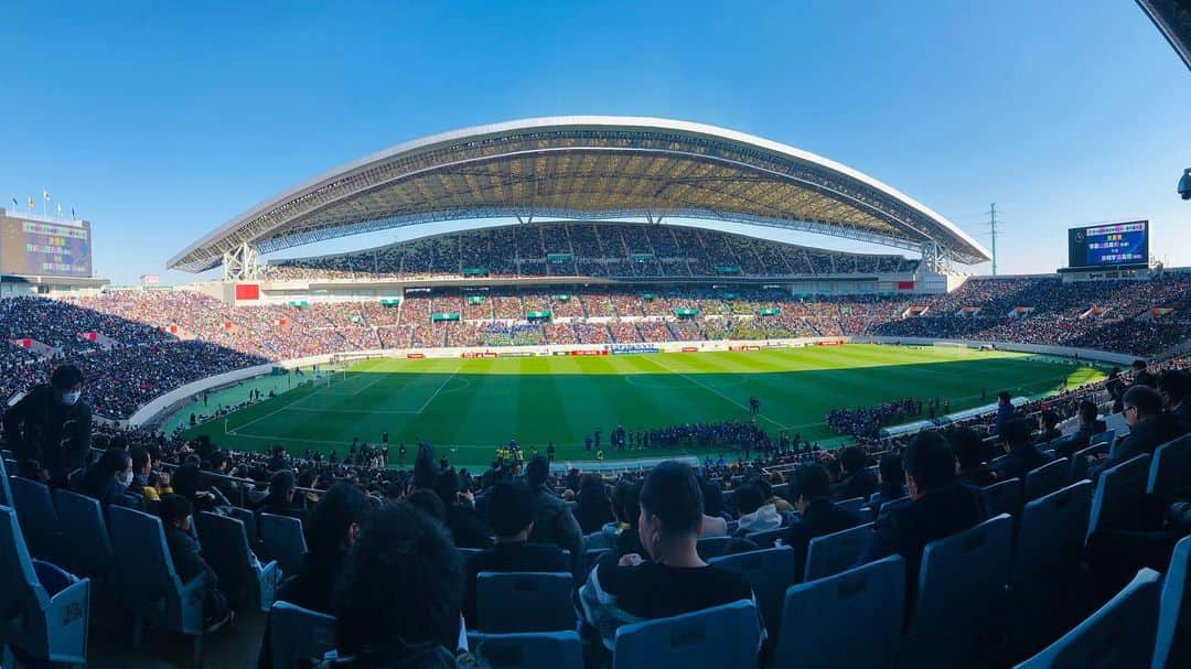 佐藤由季さんのインスタグラム写真 - (佐藤由季Instagram)「高校サッカー 決勝戦⚽️ 前のめりな気持ちのぶつかり合い！ 絶対に勝ちたいんだ！ プレーからはもちろん、 応援からも感じられました🔥 だからこそ、56025人もの皆さんも 無我夢中になれる…🥺✨ 喜びと悔しさ、純粋な青春、 生の感動のドラマを目の前に 目頭が熱くなりました😭 静岡学園の皆さん、 24大会ぶりの優勝おめでとうございます🏆 そして、青森山田の皆さんも最高の戦いを 本当にありがとうございました！！ お互いに泣き崩れていた姿は・・・ 私の心にも一生残ります🥺 熱い気持ちの続きはブログにて…🙋‍♀️ #高校サッカー  #決勝戦  #埼玉スタジアム  #現地観戦  #静岡学園  #優勝  #おめでとうございます  #青森山田  #ありがとうございました  #最高の戦い  #無我夢中  #喜び  #悔しさ  #ドラマ  #感動  #青春  #余韻に浸る  #これだからスポーツが好き  #フリーアナウンサー  #佐藤由季  #語りきれないので  #続きはブログにて パターン（笑）」1月14日 9時25分 - yukisato0710