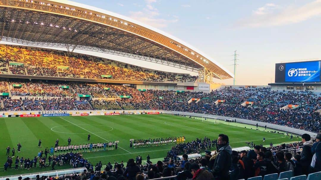 佐藤由季さんのインスタグラム写真 - (佐藤由季Instagram)「高校サッカー 決勝戦⚽️ 前のめりな気持ちのぶつかり合い！ 絶対に勝ちたいんだ！ プレーからはもちろん、 応援からも感じられました🔥 だからこそ、56025人もの皆さんも 無我夢中になれる…🥺✨ 喜びと悔しさ、純粋な青春、 生の感動のドラマを目の前に 目頭が熱くなりました😭 静岡学園の皆さん、 24大会ぶりの優勝おめでとうございます🏆 そして、青森山田の皆さんも最高の戦いを 本当にありがとうございました！！ お互いに泣き崩れていた姿は・・・ 私の心にも一生残ります🥺 熱い気持ちの続きはブログにて…🙋‍♀️ #高校サッカー  #決勝戦  #埼玉スタジアム  #現地観戦  #静岡学園  #優勝  #おめでとうございます  #青森山田  #ありがとうございました  #最高の戦い  #無我夢中  #喜び  #悔しさ  #ドラマ  #感動  #青春  #余韻に浸る  #これだからスポーツが好き  #フリーアナウンサー  #佐藤由季  #語りきれないので  #続きはブログにて パターン（笑）」1月14日 9時25分 - yukisato0710