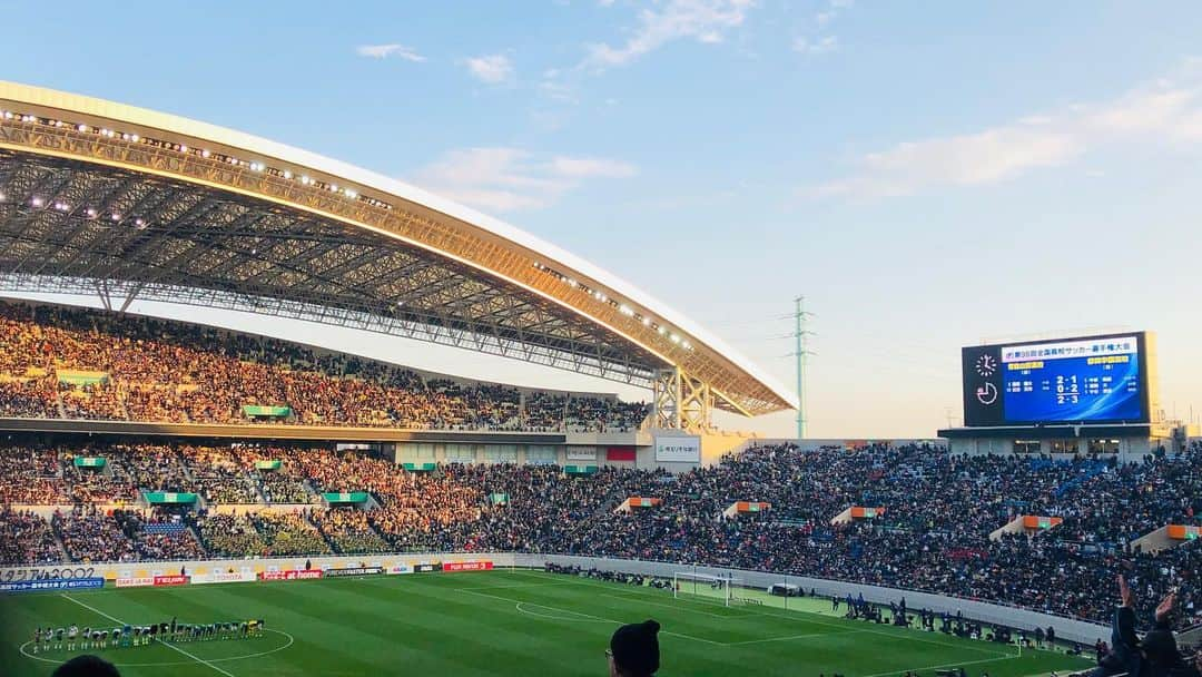 佐藤由季さんのインスタグラム写真 - (佐藤由季Instagram)「高校サッカー 決勝戦⚽️ 前のめりな気持ちのぶつかり合い！ 絶対に勝ちたいんだ！ プレーからはもちろん、 応援からも感じられました🔥 だからこそ、56025人もの皆さんも 無我夢中になれる…🥺✨ 喜びと悔しさ、純粋な青春、 生の感動のドラマを目の前に 目頭が熱くなりました😭 静岡学園の皆さん、 24大会ぶりの優勝おめでとうございます🏆 そして、青森山田の皆さんも最高の戦いを 本当にありがとうございました！！ お互いに泣き崩れていた姿は・・・ 私の心にも一生残ります🥺 熱い気持ちの続きはブログにて…🙋‍♀️ #高校サッカー  #決勝戦  #埼玉スタジアム  #現地観戦  #静岡学園  #優勝  #おめでとうございます  #青森山田  #ありがとうございました  #最高の戦い  #無我夢中  #喜び  #悔しさ  #ドラマ  #感動  #青春  #余韻に浸る  #これだからスポーツが好き  #フリーアナウンサー  #佐藤由季  #語りきれないので  #続きはブログにて パターン（笑）」1月14日 9時25分 - yukisato0710