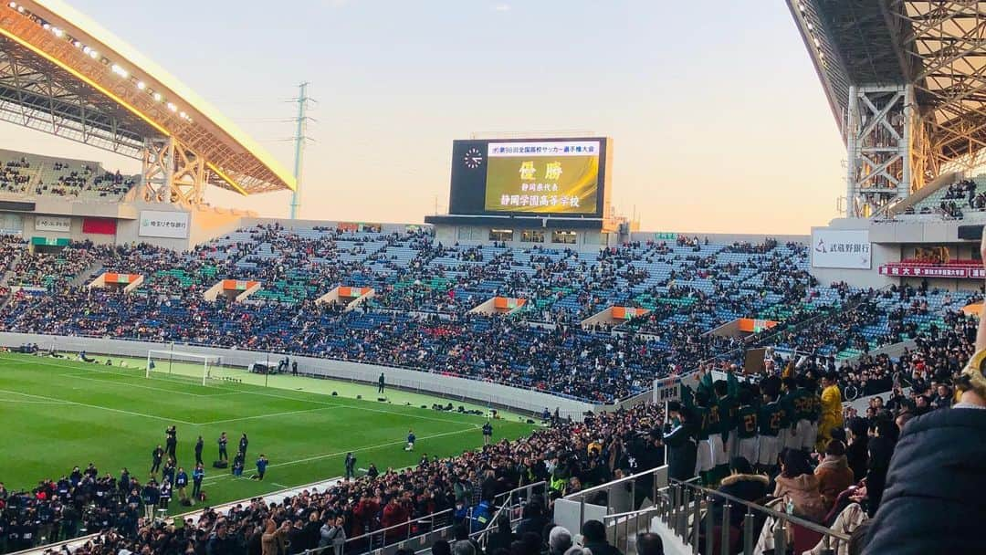 佐藤由季さんのインスタグラム写真 - (佐藤由季Instagram)「高校サッカー 決勝戦⚽️ 前のめりな気持ちのぶつかり合い！ 絶対に勝ちたいんだ！ プレーからはもちろん、 応援からも感じられました🔥 だからこそ、56025人もの皆さんも 無我夢中になれる…🥺✨ 喜びと悔しさ、純粋な青春、 生の感動のドラマを目の前に 目頭が熱くなりました😭 静岡学園の皆さん、 24大会ぶりの優勝おめでとうございます🏆 そして、青森山田の皆さんも最高の戦いを 本当にありがとうございました！！ お互いに泣き崩れていた姿は・・・ 私の心にも一生残ります🥺 熱い気持ちの続きはブログにて…🙋‍♀️ #高校サッカー  #決勝戦  #埼玉スタジアム  #現地観戦  #静岡学園  #優勝  #おめでとうございます  #青森山田  #ありがとうございました  #最高の戦い  #無我夢中  #喜び  #悔しさ  #ドラマ  #感動  #青春  #余韻に浸る  #これだからスポーツが好き  #フリーアナウンサー  #佐藤由季  #語りきれないので  #続きはブログにて パターン（笑）」1月14日 9時25分 - yukisato0710