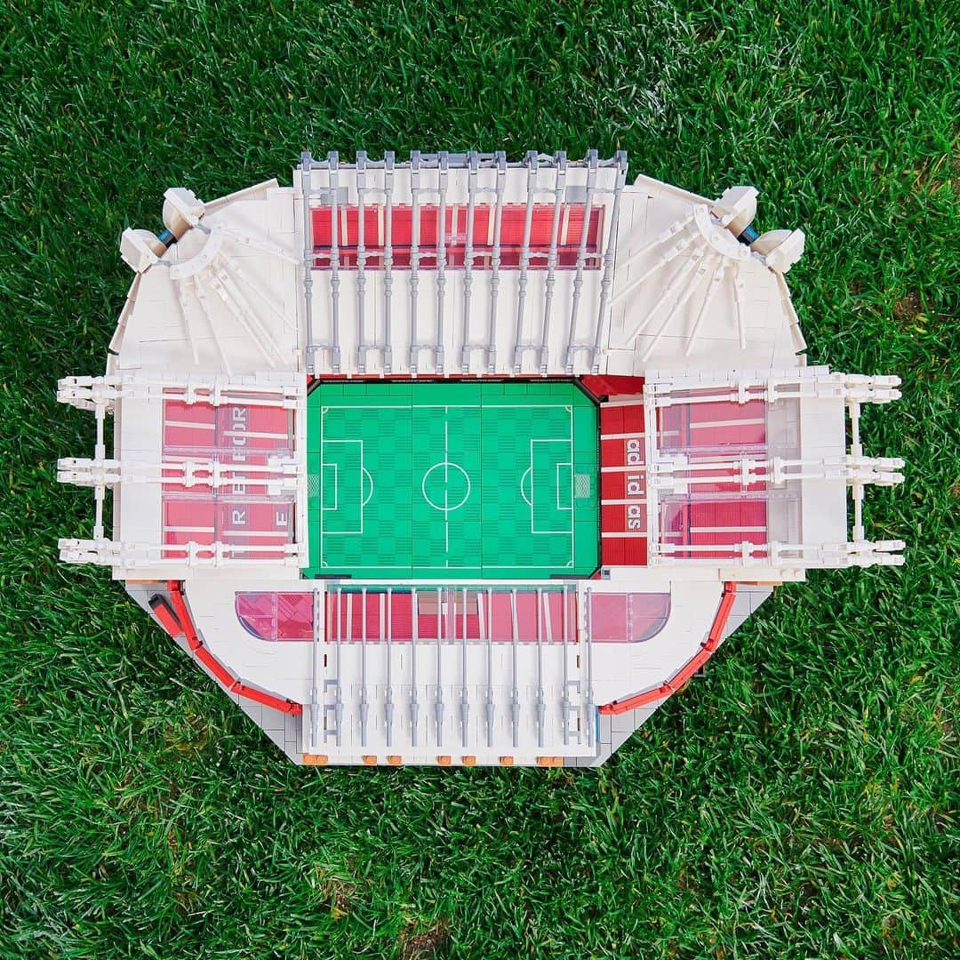 HYPEBEASTさんのインスタグラム写真 - (HYPEBEASTInstagram)「@hypekids: @lego is celebrating the 110th anniversary of @manchesterunited's Old Trafford Stadium with its own 3,898-piece model. Hit the link in bio for full details on the set. LEGO VIPs will be able to purchase on January 16 from LEGO stores and LEGO’s website. The general release of the set launches on February 1. #BuildUnited #LEGO #ManchesterUnited⁠⠀ Photo: LEGO」1月14日 9時39分 - hypebeast