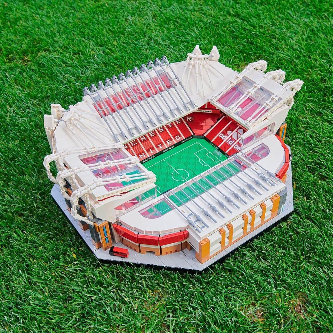 HYPEBEASTさんのインスタグラム写真 - (HYPEBEASTInstagram)「@hypekids: @lego is celebrating the 110th anniversary of @manchesterunited's Old Trafford Stadium with its own 3,898-piece model. Hit the link in bio for full details on the set. LEGO VIPs will be able to purchase on January 16 from LEGO stores and LEGO’s website. The general release of the set launches on February 1. #BuildUnited #LEGO #ManchesterUnited⁠⠀ Photo: LEGO」1月14日 9時39分 - hypebeast