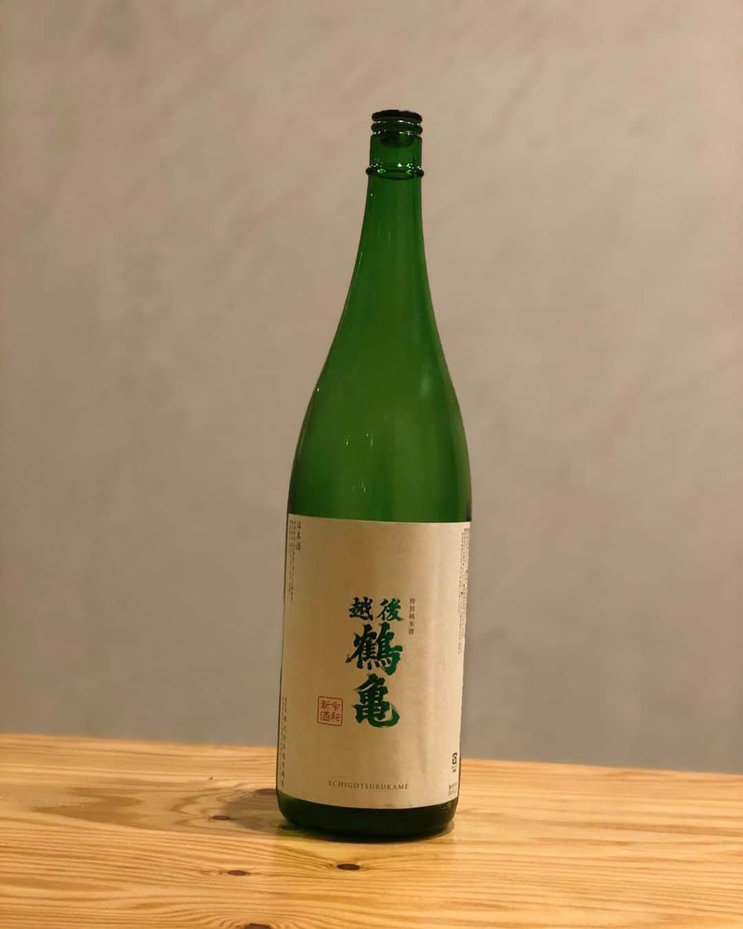 居酒屋やぐらのインスタグラム：「. 『居酒屋やぐら』 ～八幡山駅から徒歩3分～ URLはこちら⇒（@yagura__official） ------------------------------------------------ 「後鶴亀 特別純米」 米の旨みを楽しむ純米酒です。 田園の優しさを求めた米の旨みが漂う純米酒。 淡麗辛口の切れ味をお楽しみください。 ------------------------------------------------ #東京 #八幡山 #居酒屋やぐら #居酒屋 #創作 #宴会 #歓送迎会 #女子会 #酒場 #串焼き #地酒 #酒 #飲食店 #デート #おいしい #杉並区#刺身 #深夜営業 #焼酎 #お刺身 #お酒 #後鶴亀 #特別純米」