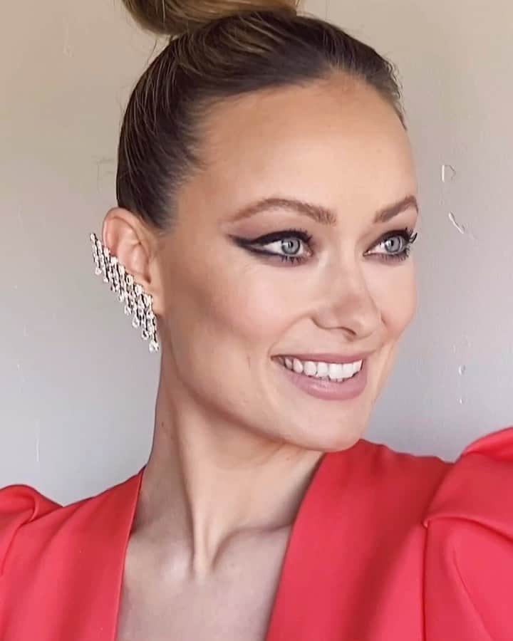 JO BAKERのインスタグラム：「O L I V I A • W I L D E 🇺🇸 Mod Loren...... #oliviawilde  Paying homage to the legendary Italian screen goddess with an inspired #sophialoren  cat eye!! #criticschoiceawards  Style @karlawelchstylist @maisonvalentino  Hair @pamwiggy  Makeup by me #jobakermakeupartist using @chanel.beauty @welovecoco  Look for my soon to post stories for the inspo and products used to get this look!  1- shadow quad (deets in stories) 2-x eyeliners and a killer mascara!  It doesn’t have to be complicated ... #welovecoco #workingwithchanel #sophialoren」