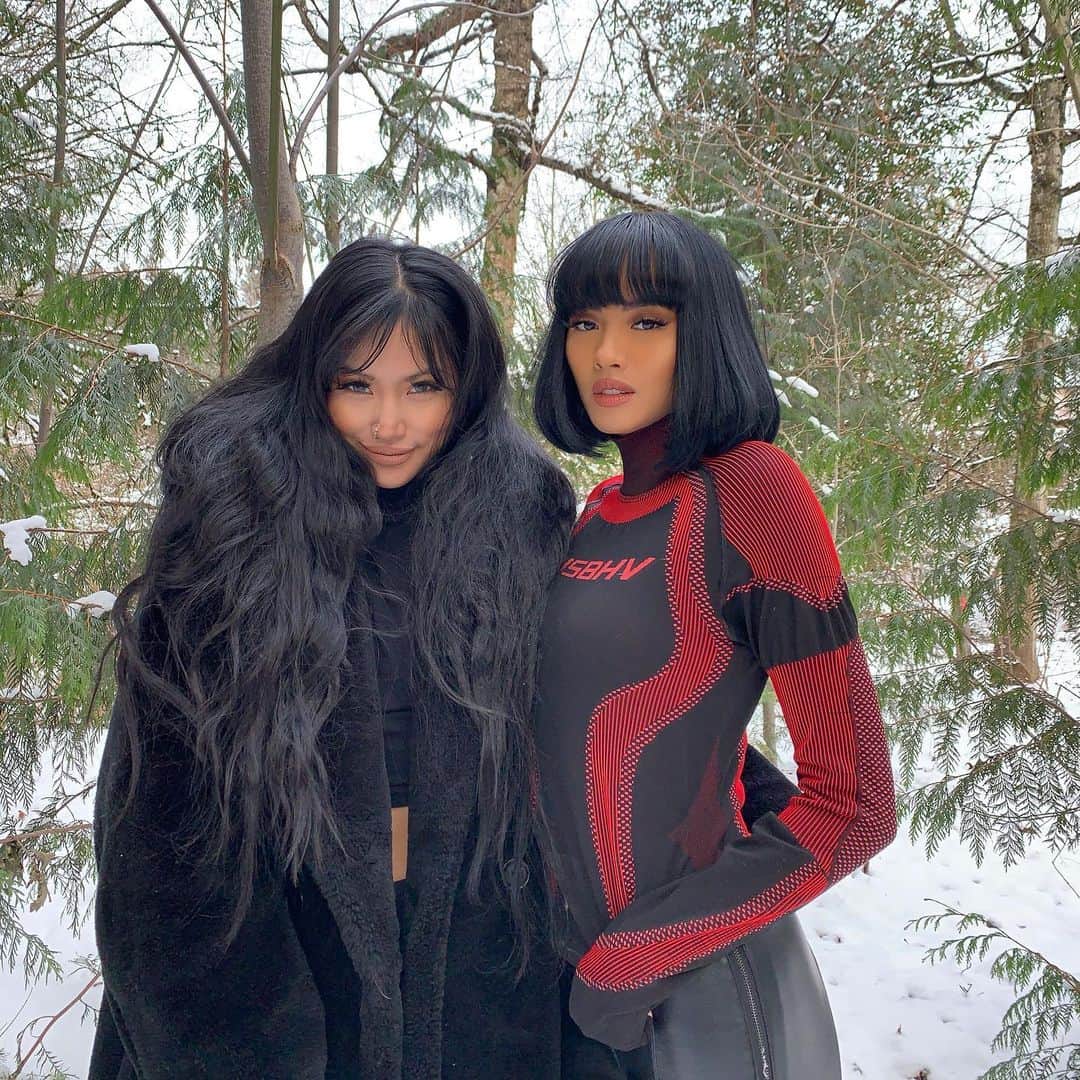のインスタグラム：「one of us is not used to this weather..」